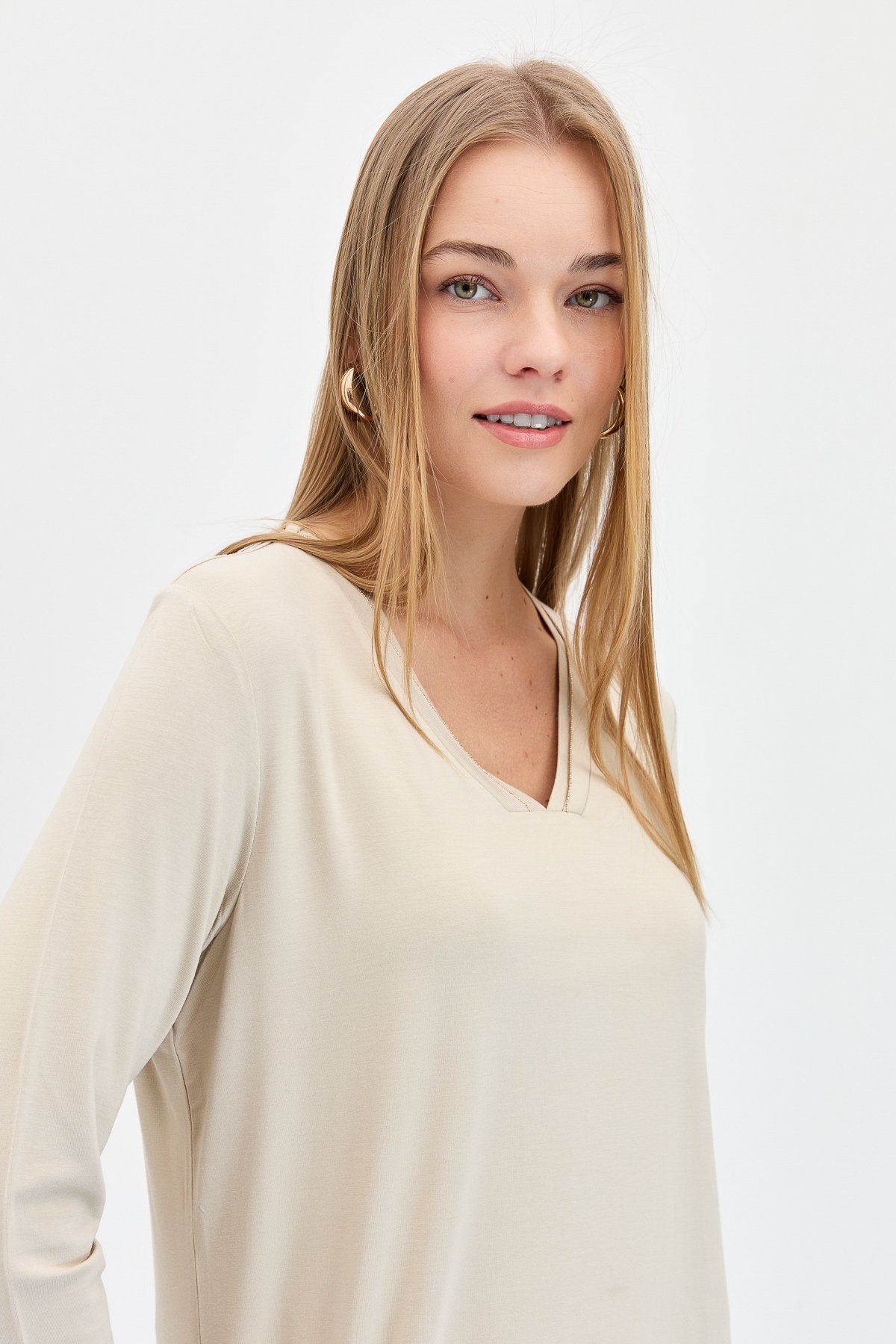 KMY24050Kadın V Yaka Simli Ribanalı Bluz Bej