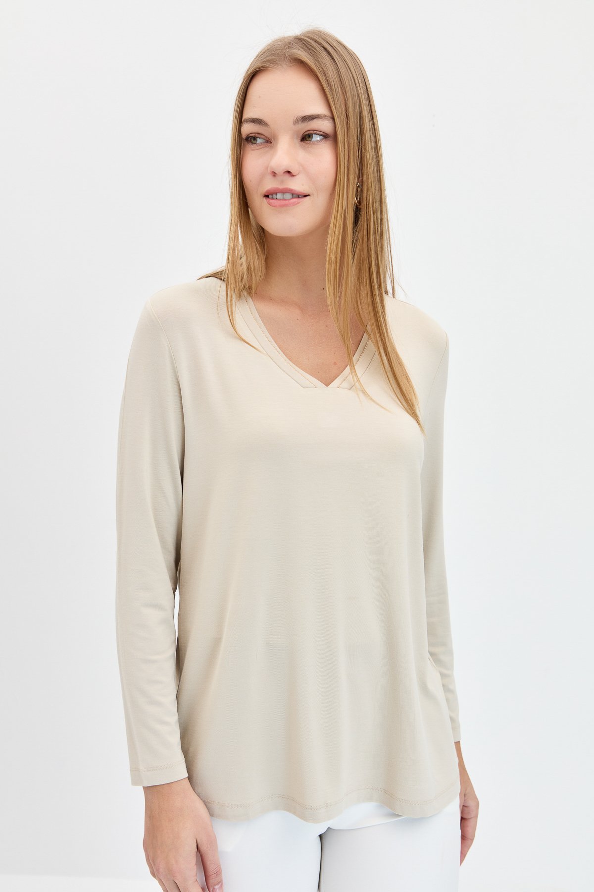 KMY24050Kadın V Yaka Simli Ribanalı Bluz Bej