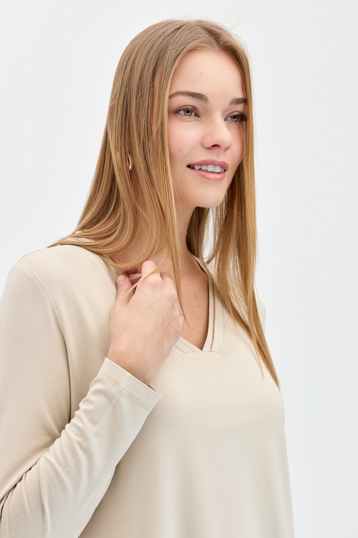 KMY24050Kadın V Yaka Simli Ribanalı Bluz Bej