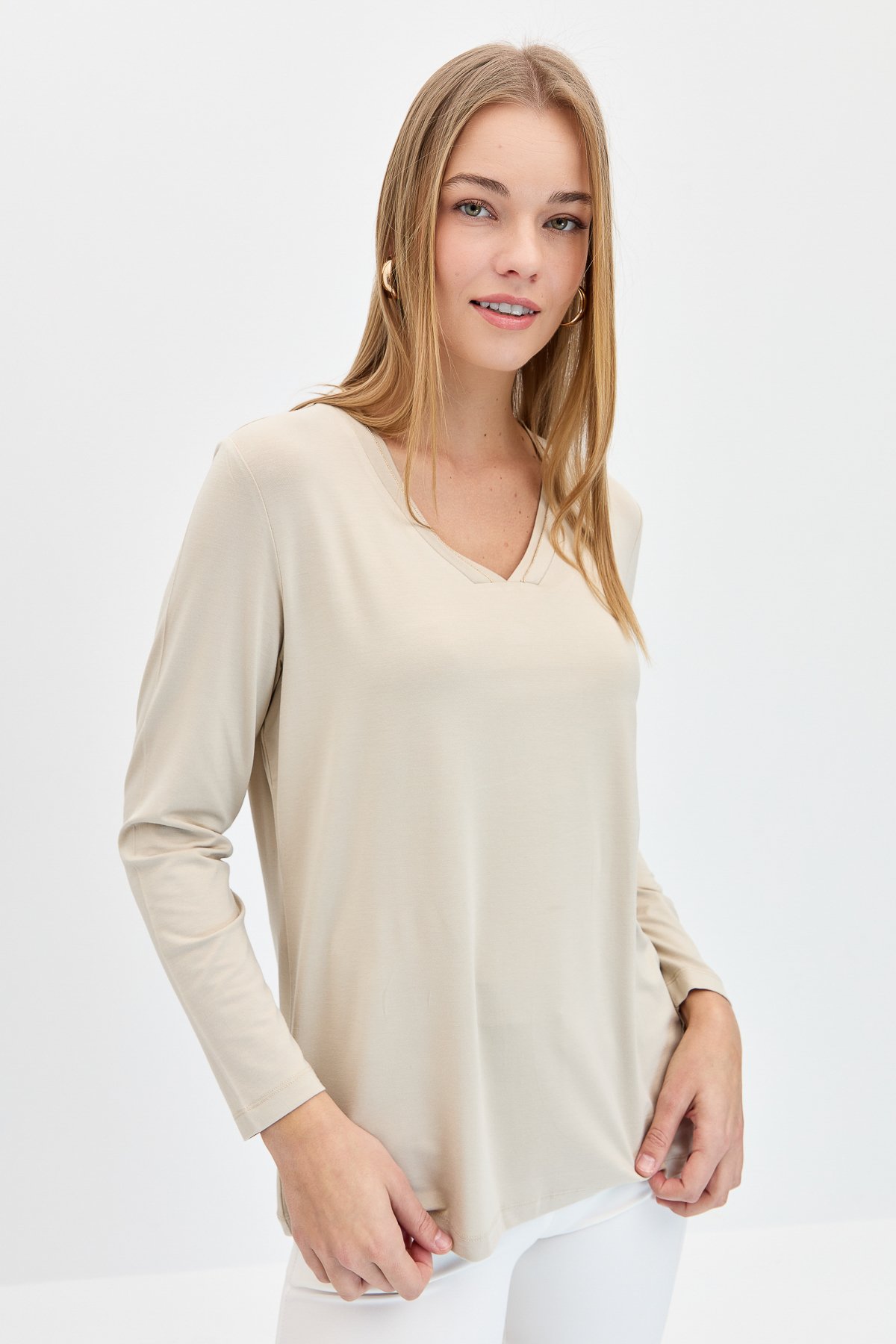 KMY24050Kadın V Yaka Simli Ribanalı Bluz Bej