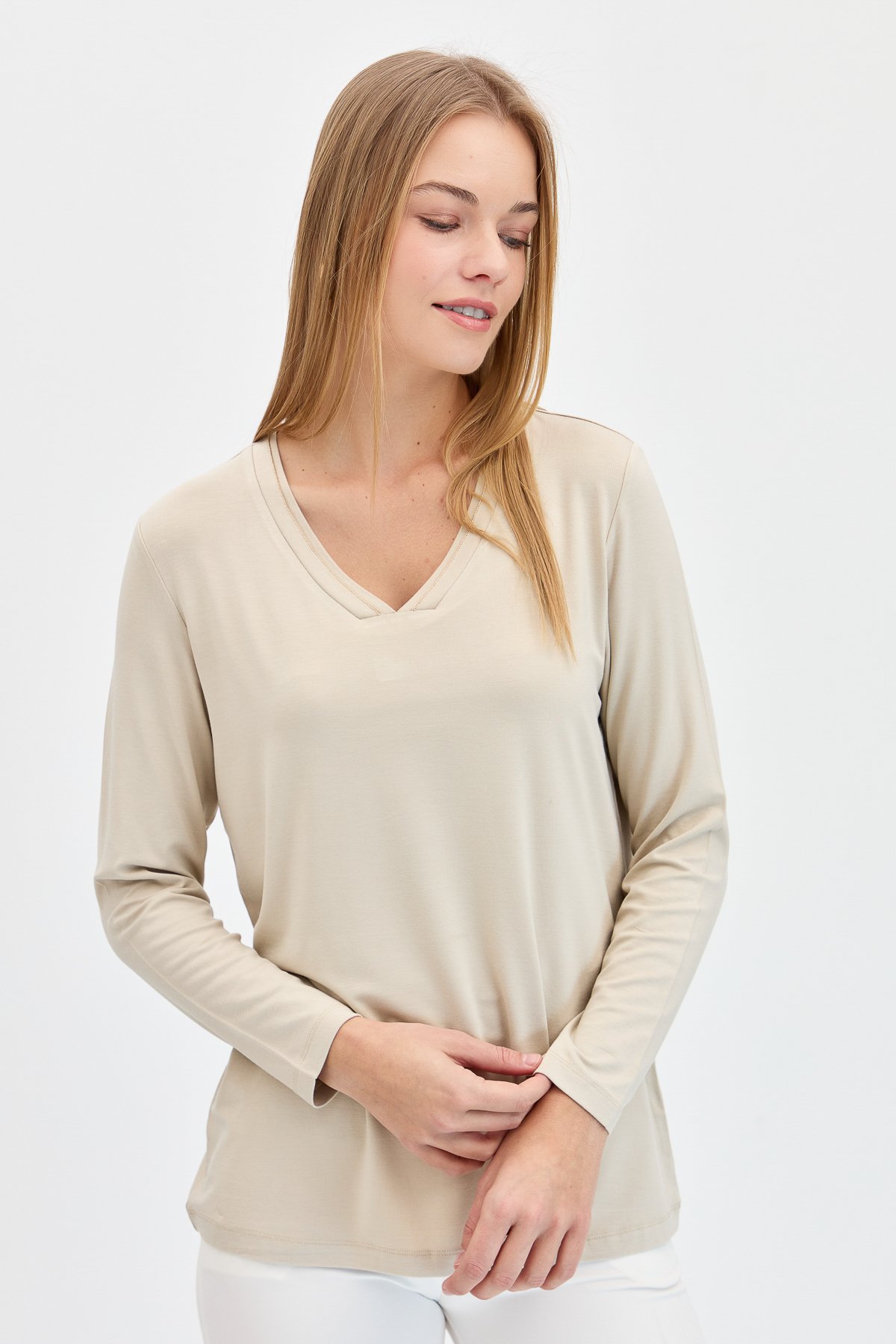 KMY24050Kadın V Yaka Simli Ribanalı Bluz Bej