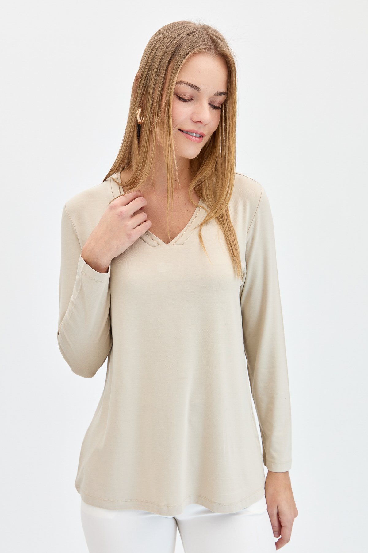 KMY24050Kadın V Yaka Simli Ribanalı Bluz Bej