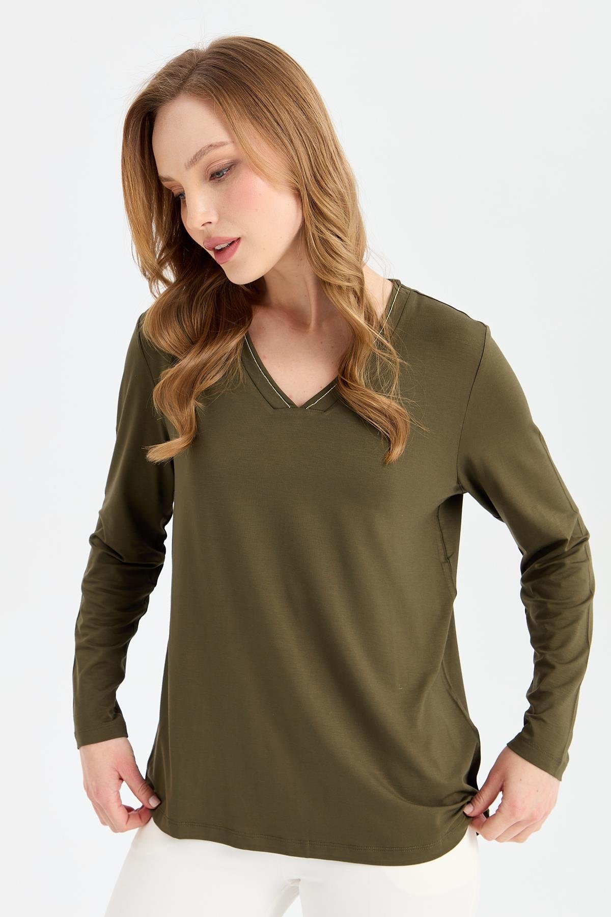 KMY24050Kadın V Yaka Simli Ribanalı Bluz K.Haki