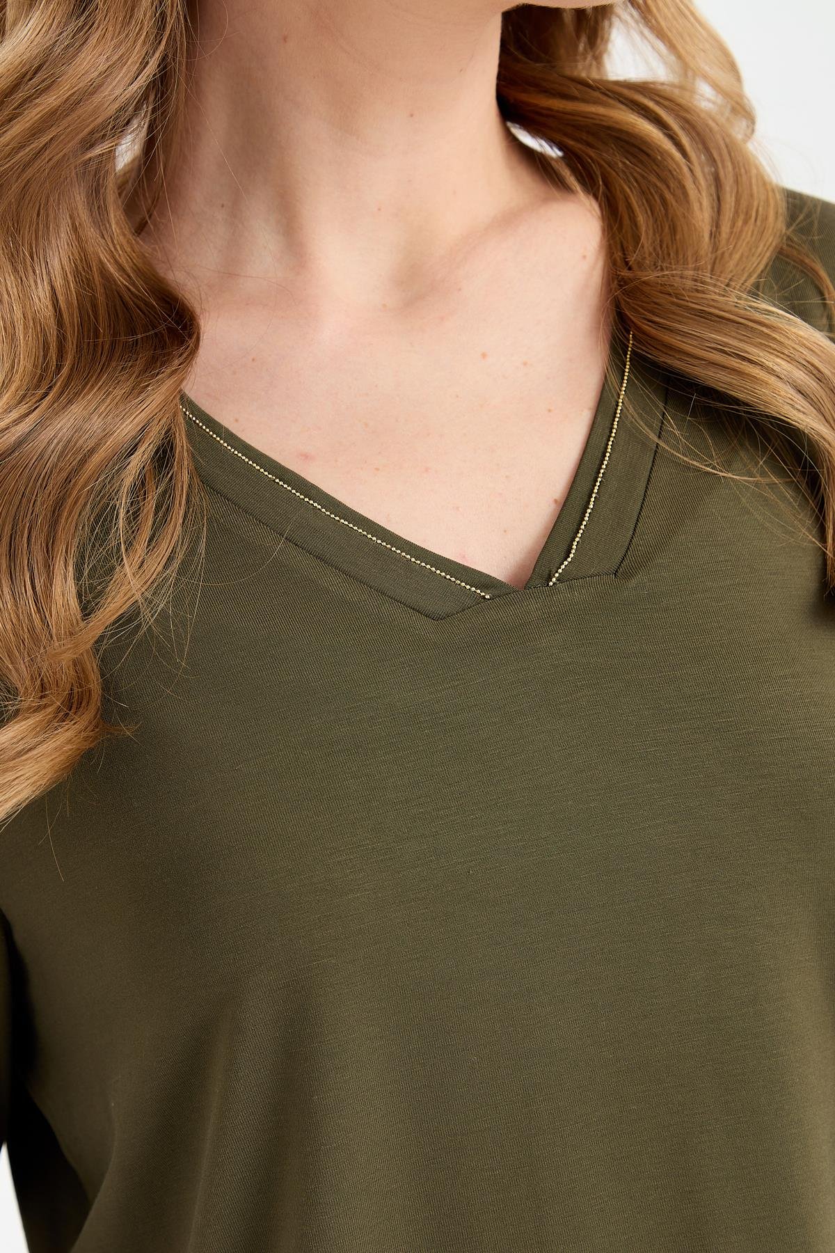 KMY24050Kadın V Yaka Simli Ribanalı Bluz K.Haki