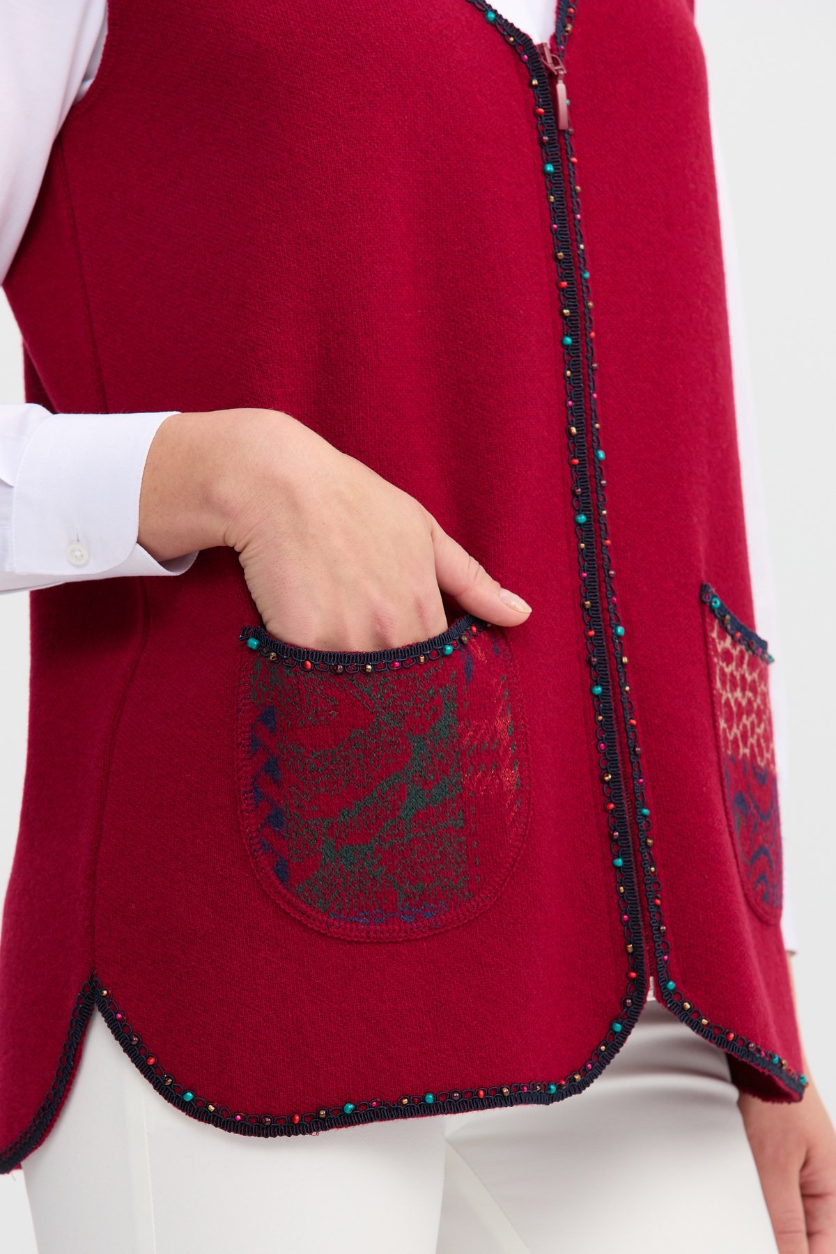 22112Kadın V Yaka Su Taşı Boncuk İşlemeli Kısa Yün Yelek V.Çürüğü