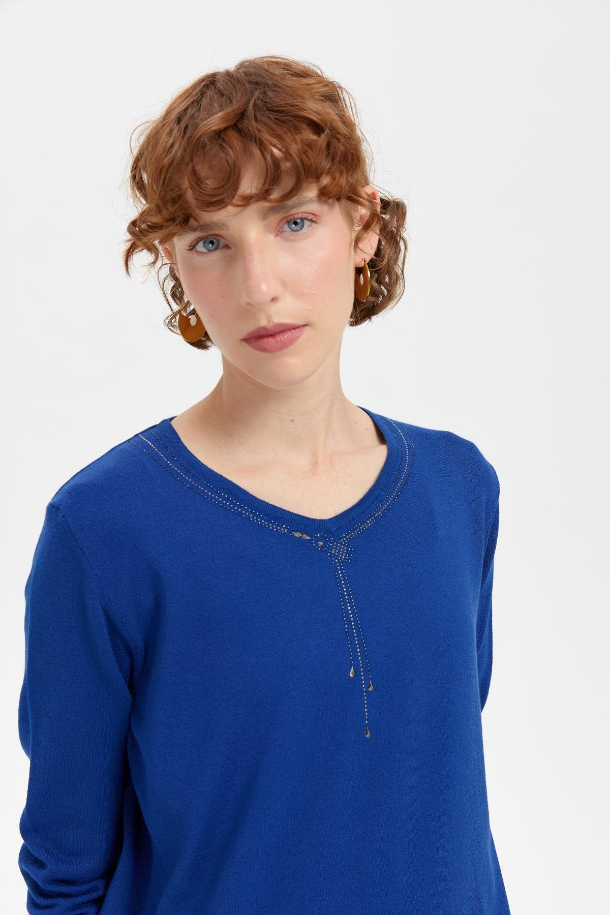 24090Kadın V Yaka Taşlı Kolye Desenli Ligra Bluz K.S.Mavi