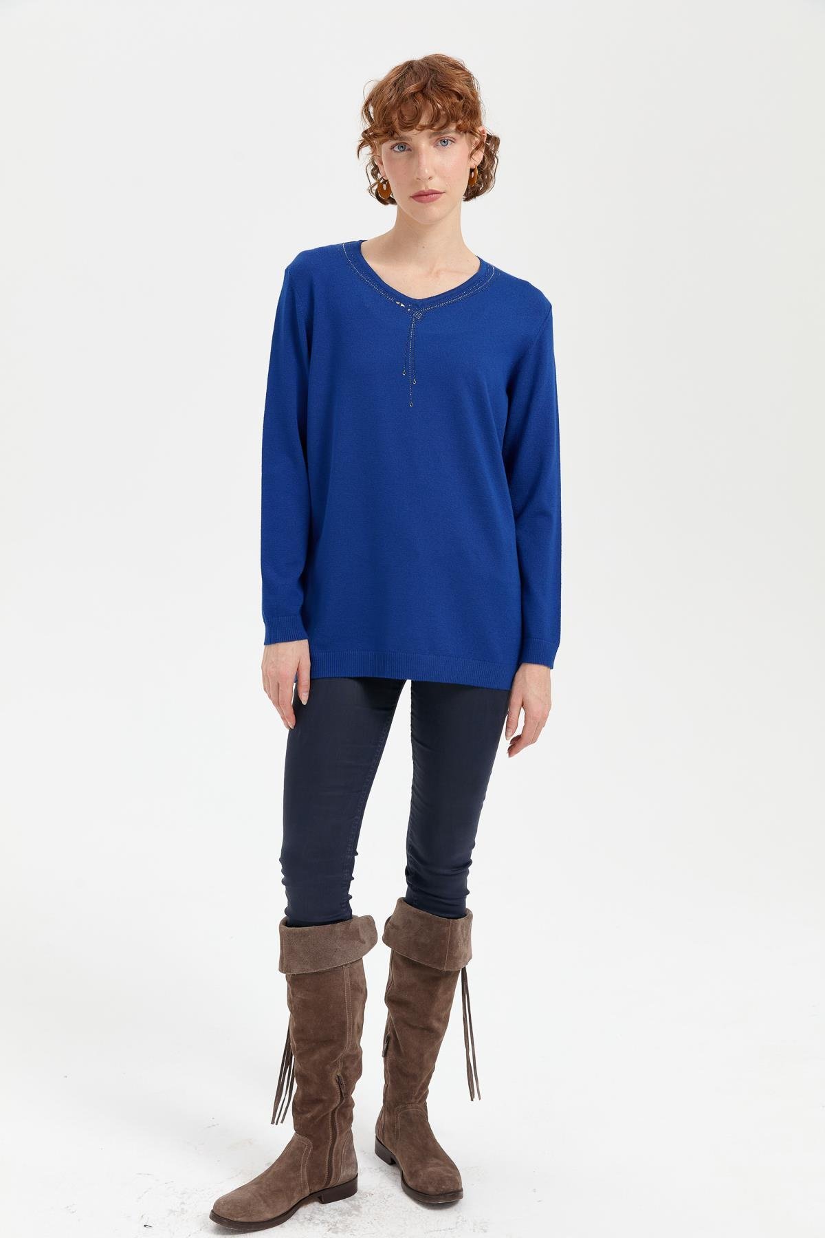 24090Kadın V Yaka Taşlı Kolye Desenli Ligra Bluz K.S.Mavi