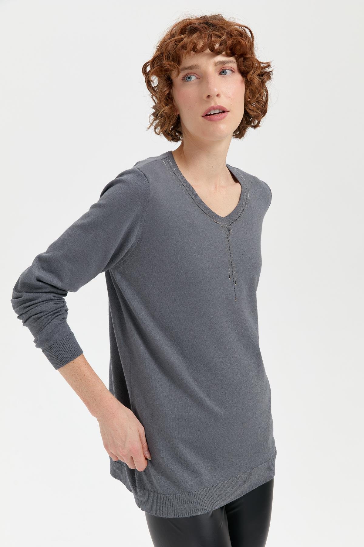 24090Kadın V Yaka Taşlı Kolye Desenli Ligra Bluz Füme