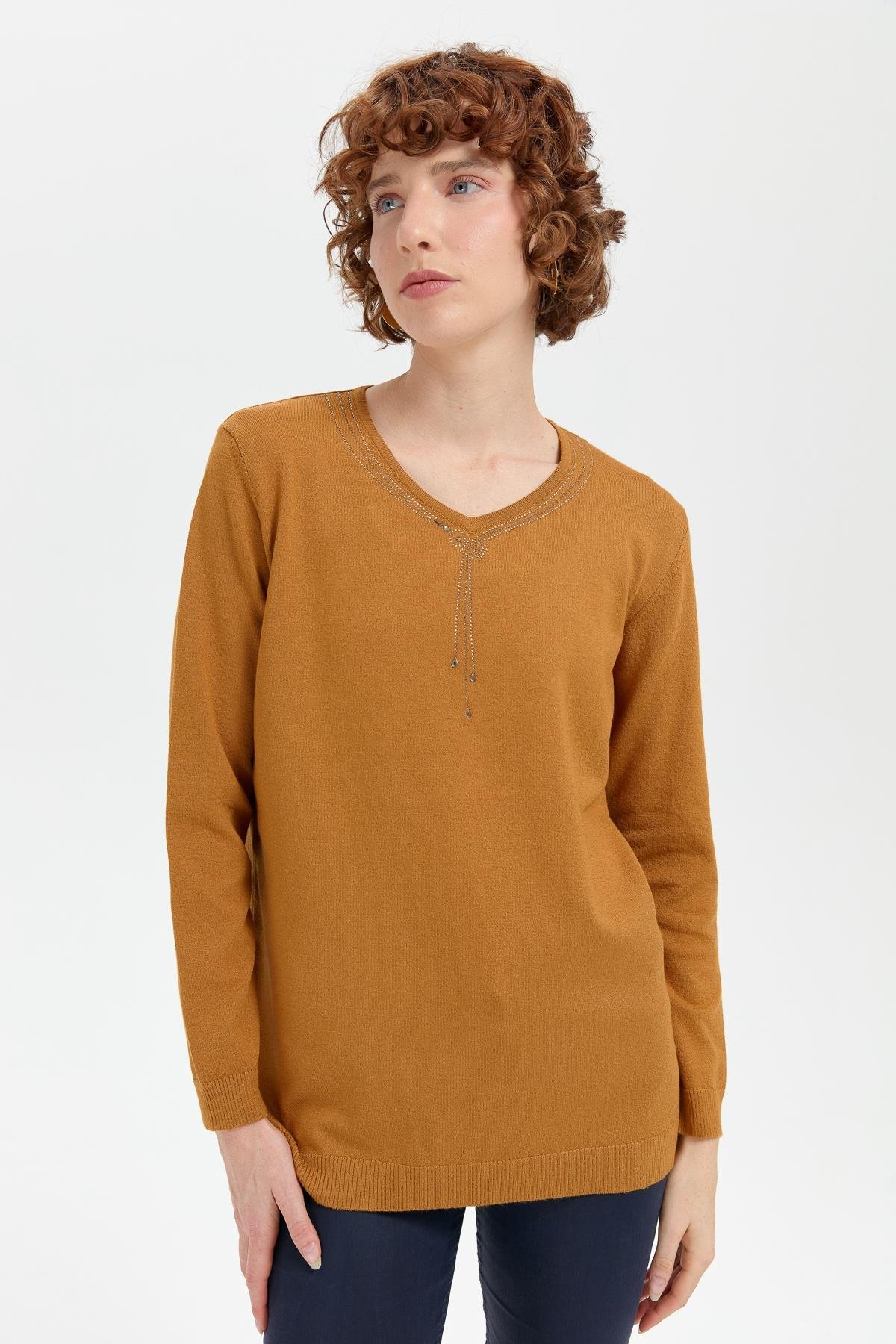 24090Kadın V Yaka Taşlı Kolye Desenli Ligra Bluz Hardal