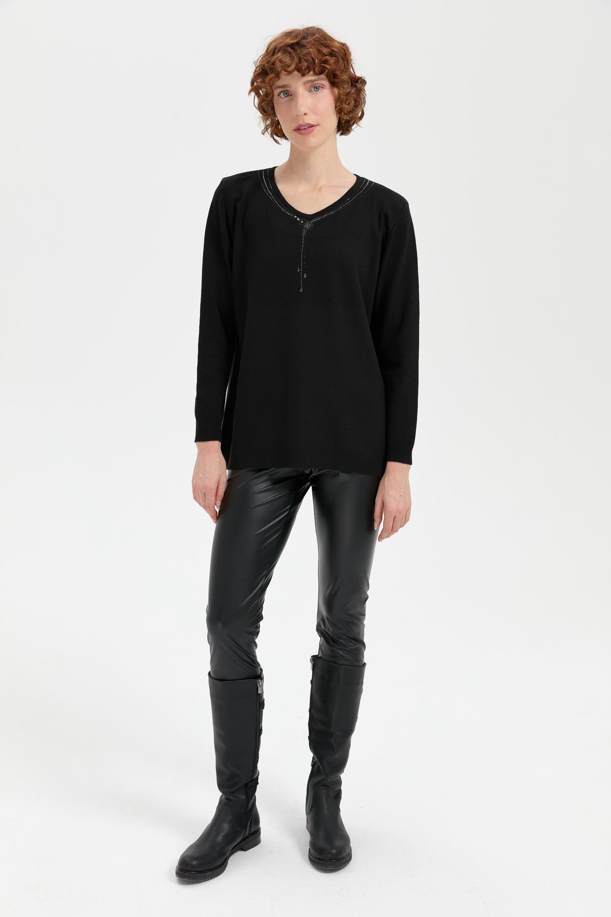 24090Kadın V Yaka Taşlı Kolye Desenli Ligra Bluz Siyah