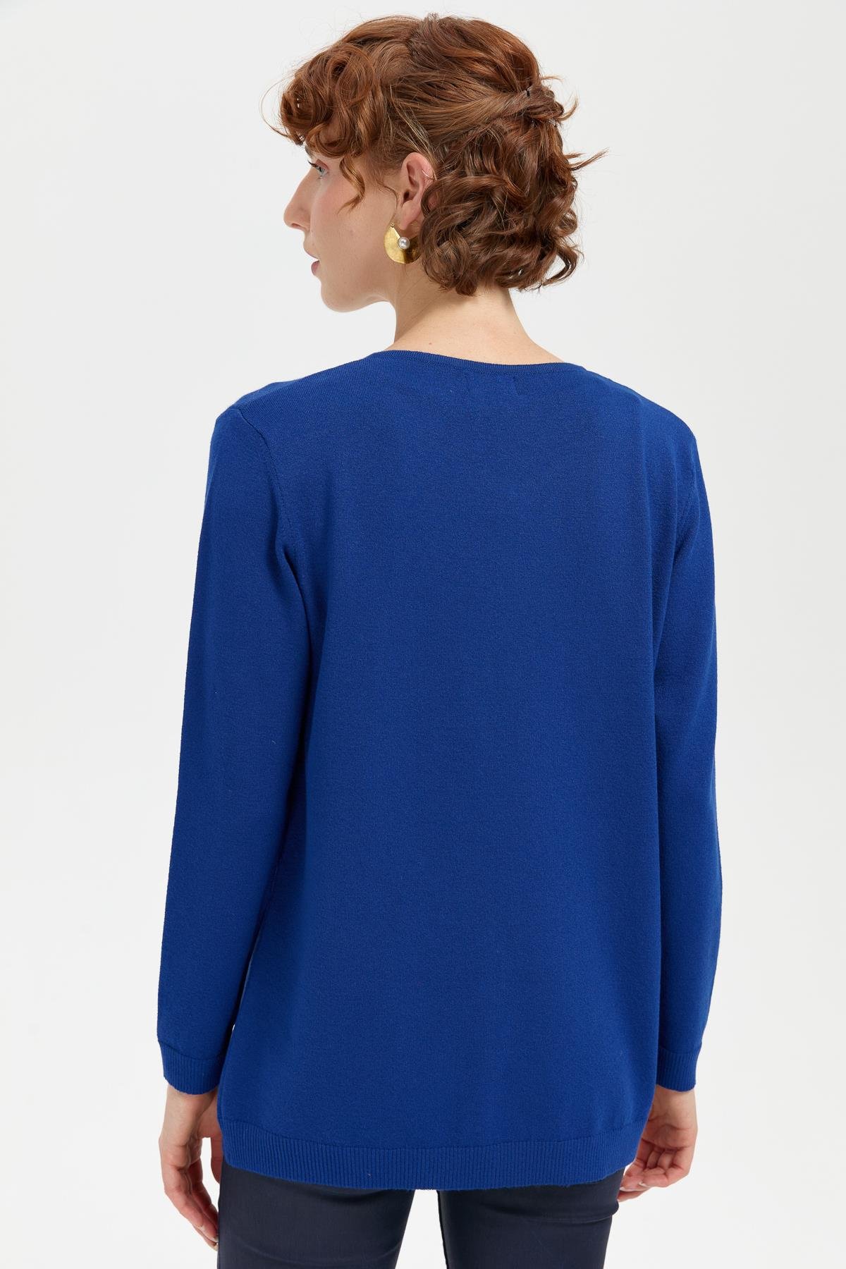 24090Kadın V Yaka Taşlı Kolye Desenli Ligra Bluz K.S.Mavi