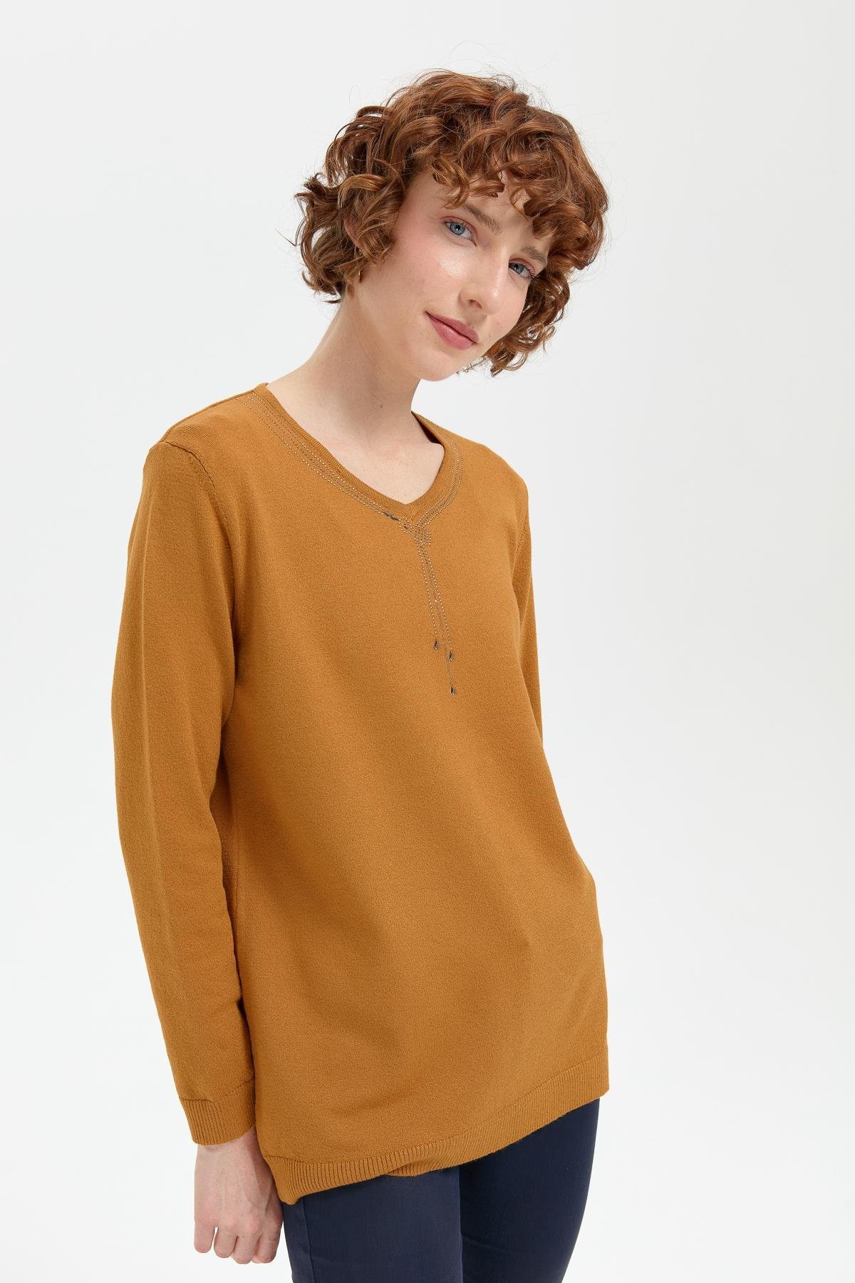 24090Kadın V Yaka Taşlı Kolye Desenli Ligra Bluz Hardal