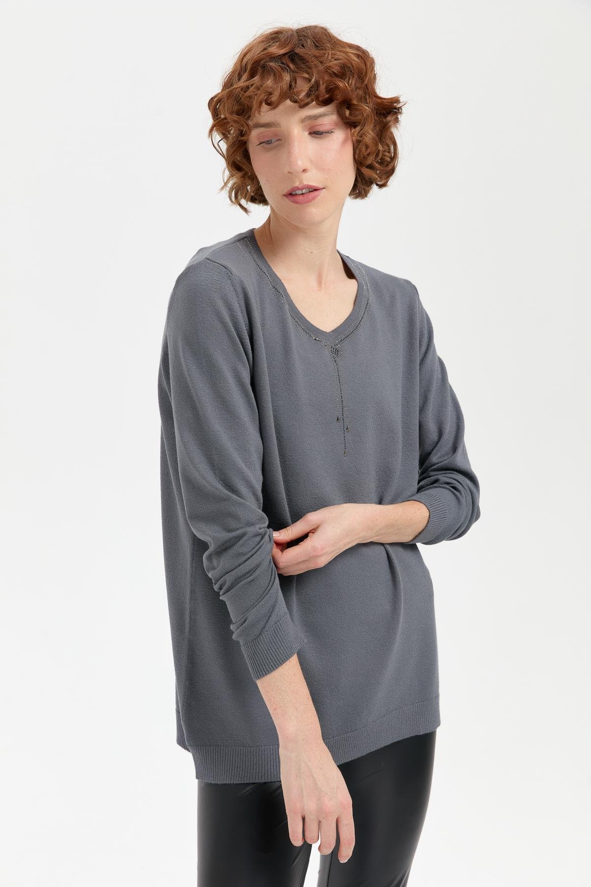 24090Kadın V Yaka Taşlı Kolye Desenli Ligra Bluz Füme