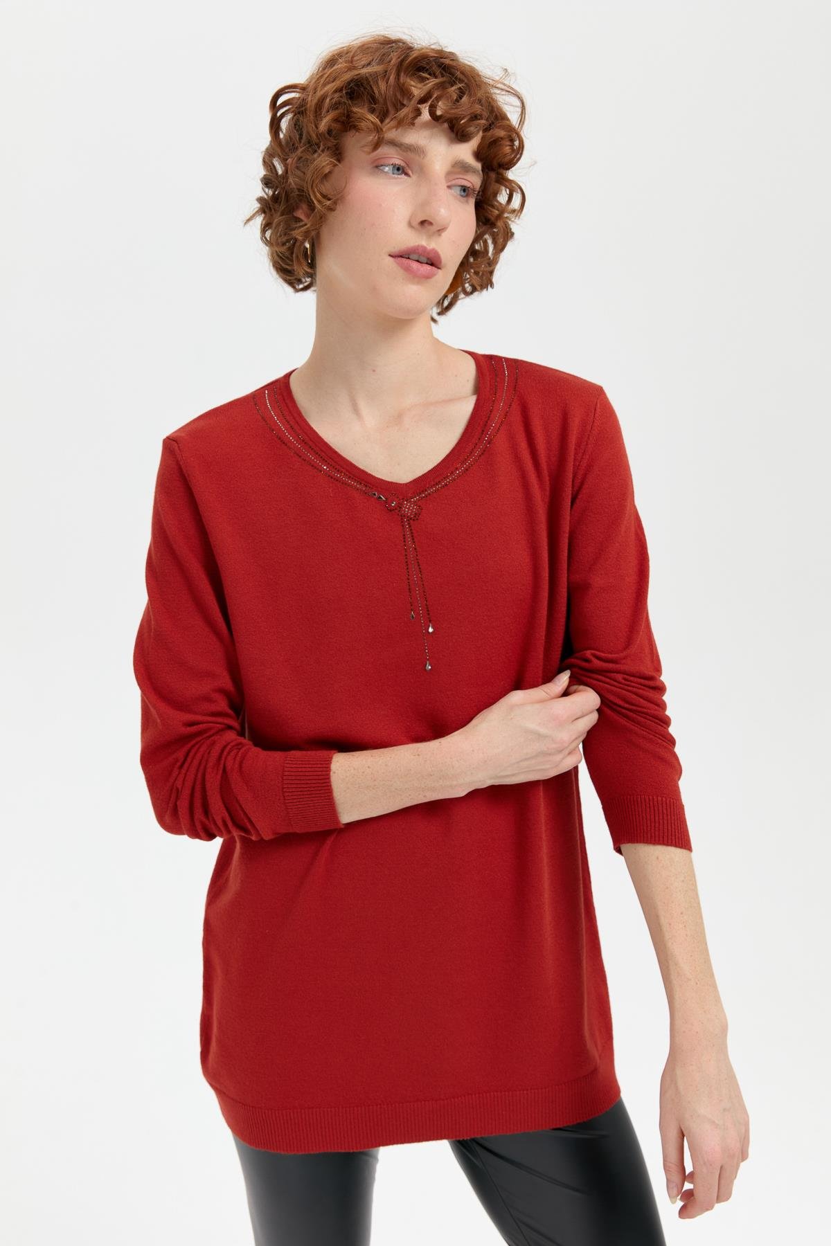 24090Kadın V Yaka Taşlı Kolye Desenli Ligra Bluz K.Kiremit