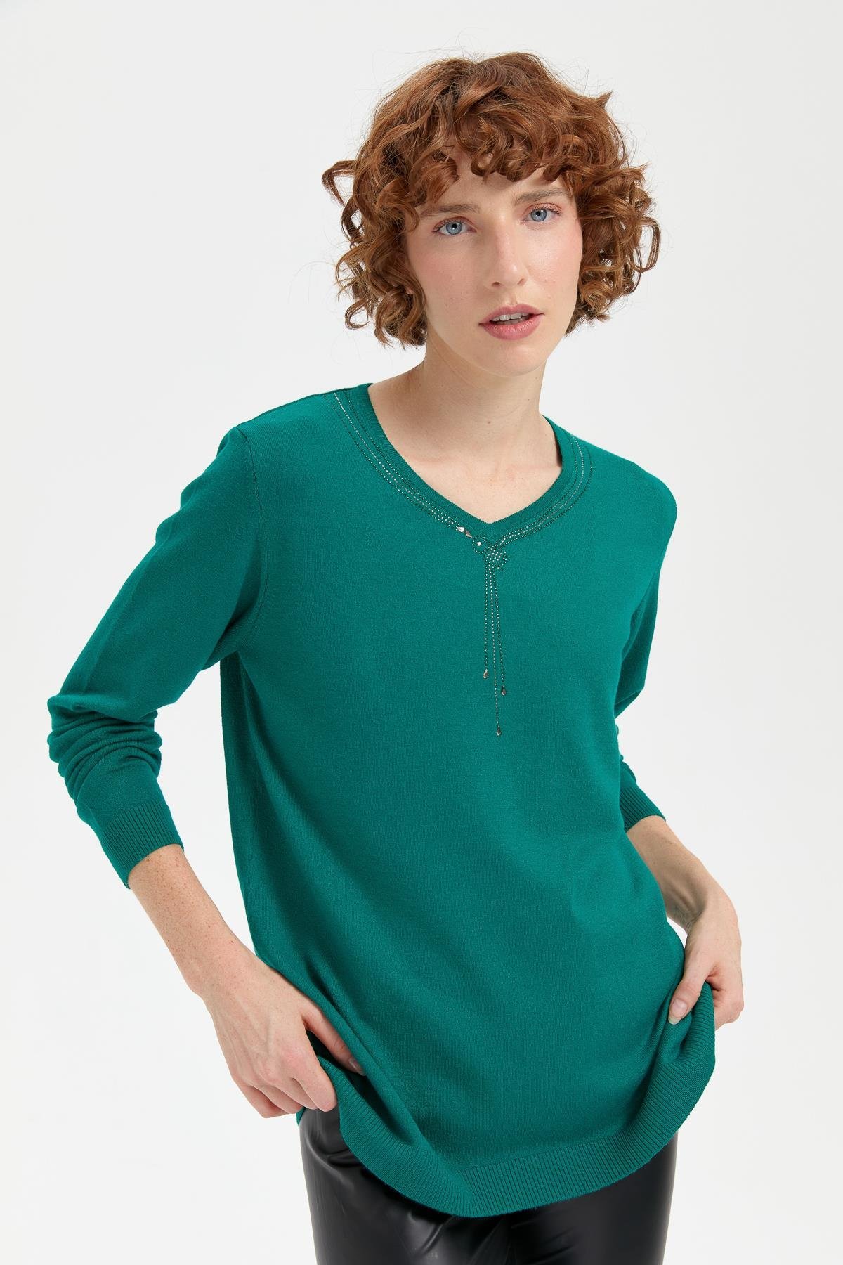 24090Kadın V Yaka Taşlı Kolye Desenli Ligra Bluz A.Ö.Başı