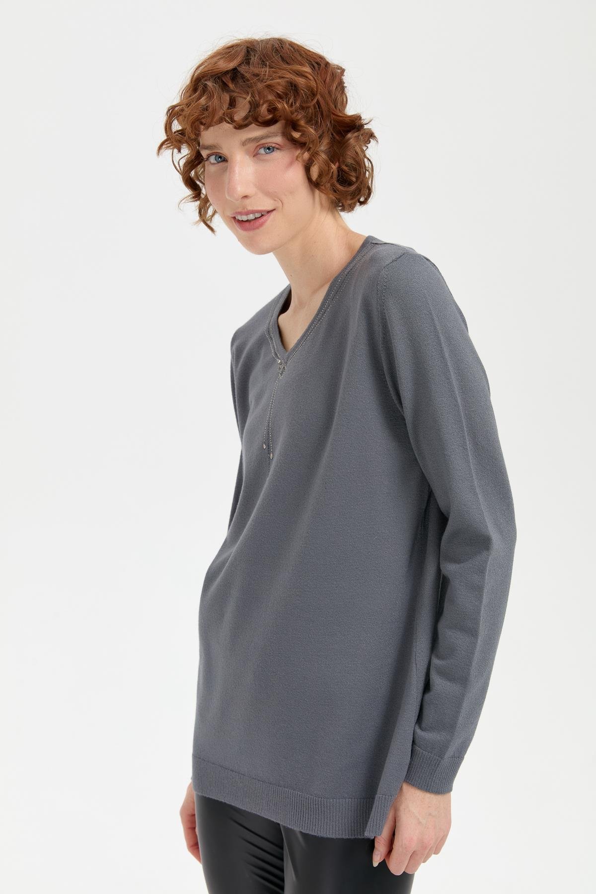 24090Kadın V Yaka Taşlı Kolye Desenli Ligra Bluz Füme