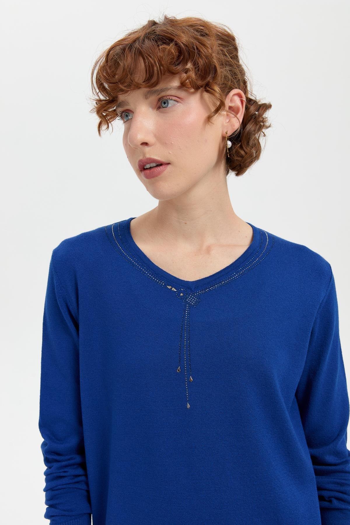 24090Kadın V Yaka Taşlı Kolye Desenli Ligra Bluz K.S.Mavi