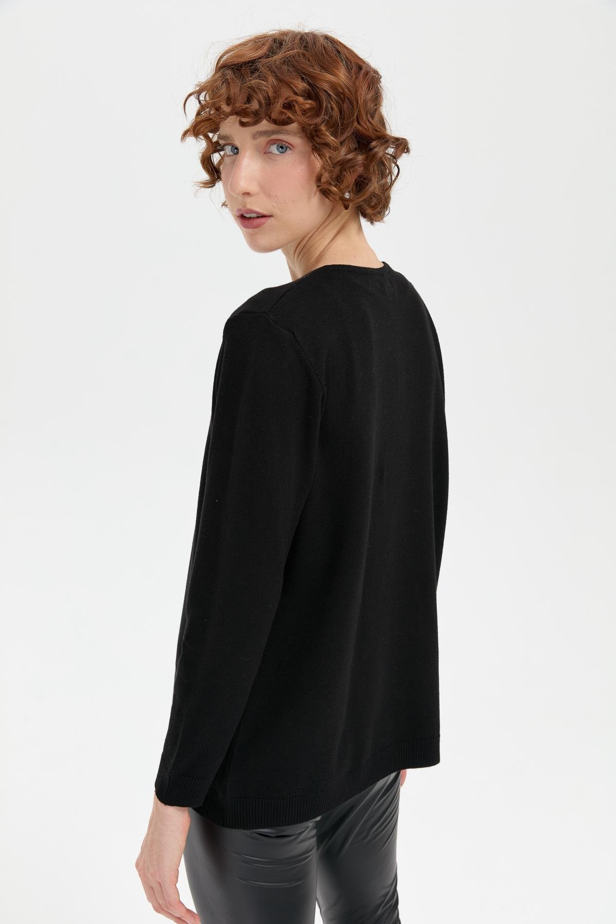 24090Kadın V Yaka Taşlı Kolye Desenli Ligra Bluz Siyah