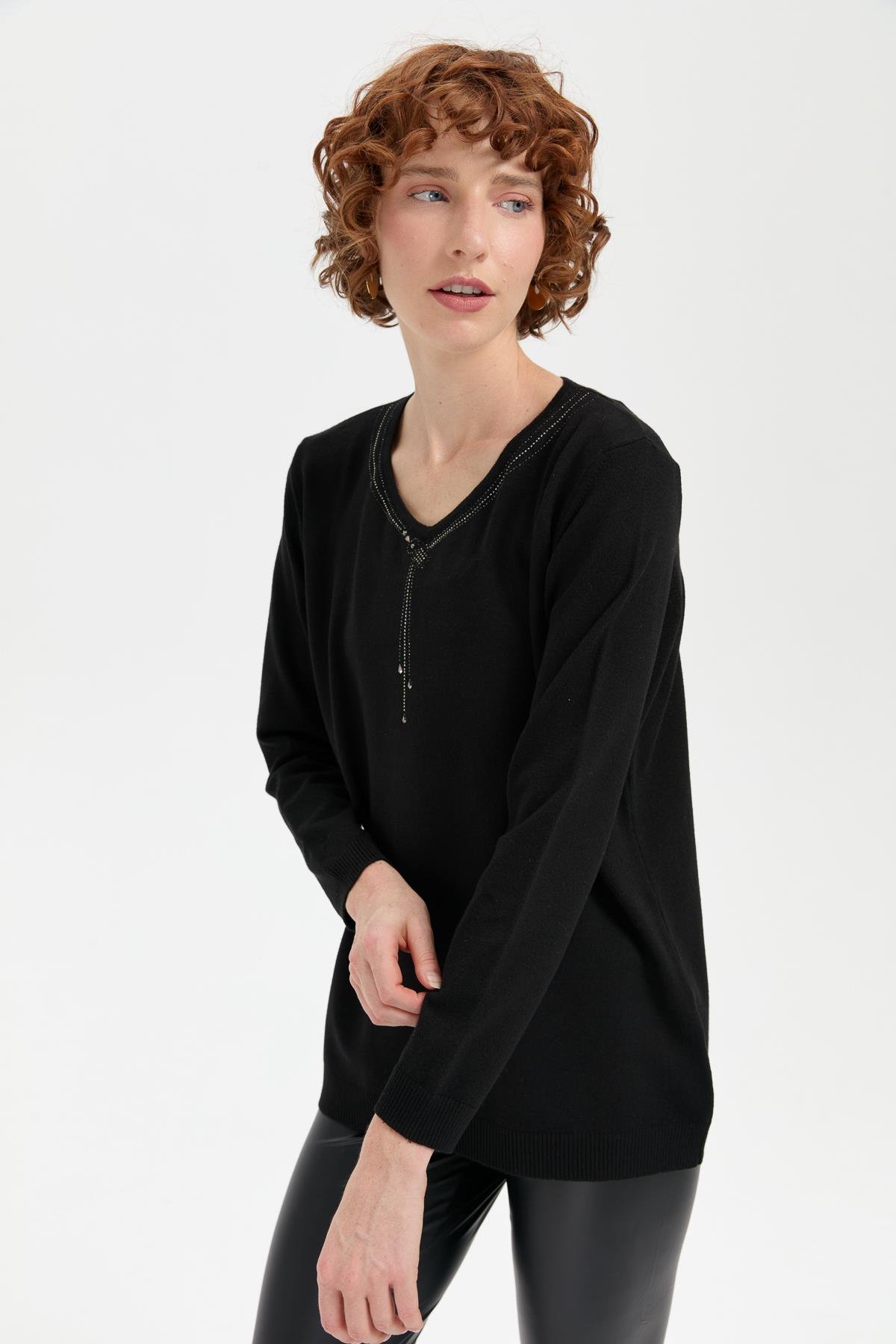 24090Kadın V Yaka Taşlı Kolye Desenli Ligra Bluz Siyah