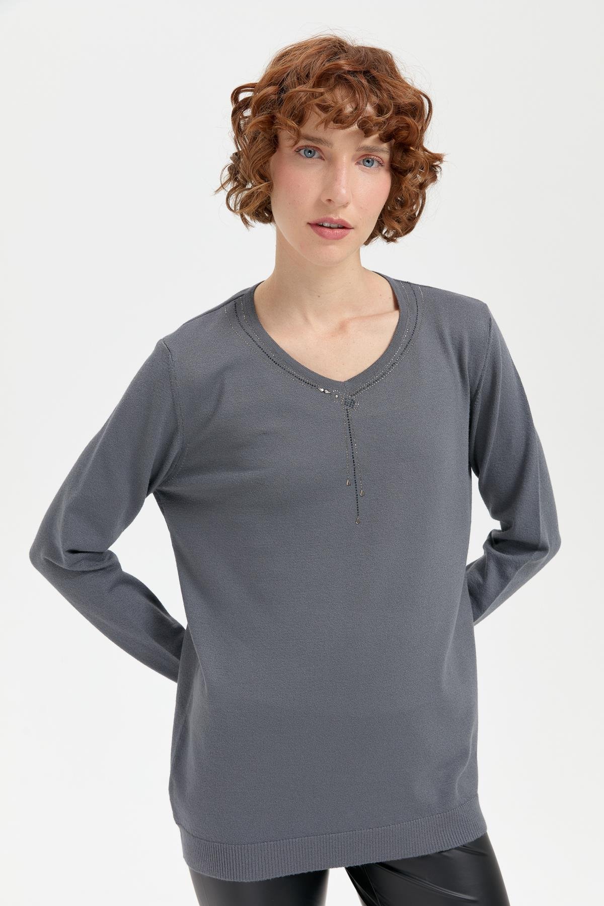 24090Kadın V Yaka Taşlı Kolye Desenli Ligra Bluz Füme