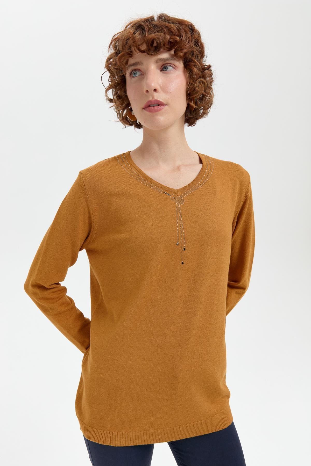 24090Kadın V Yaka Taşlı Kolye Desenli Ligra Bluz Hardal