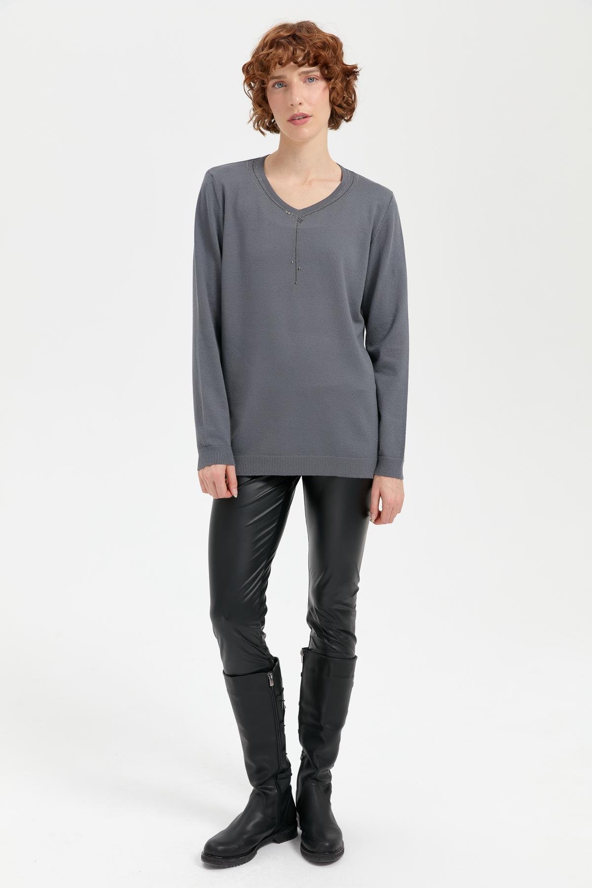 24090Kadın V Yaka Taşlı Kolye Desenli Ligra Bluz Füme