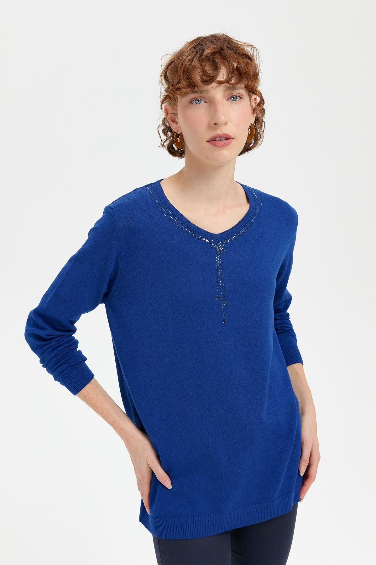 24090Kadın V Yaka Taşlı Kolye Desenli Ligra Bluz K.S.Mavi