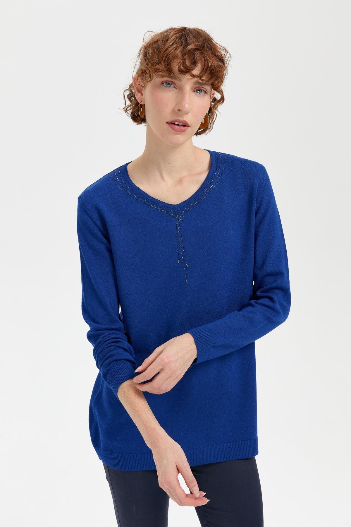 24090Kadın V Yaka Taşlı Kolye Desenli Ligra Bluz K.S.Mavi