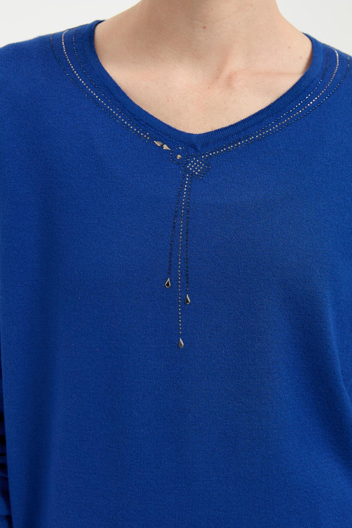 24090Kadın V Yaka Taşlı Kolye Desenli Ligra Bluz K.S.Mavi