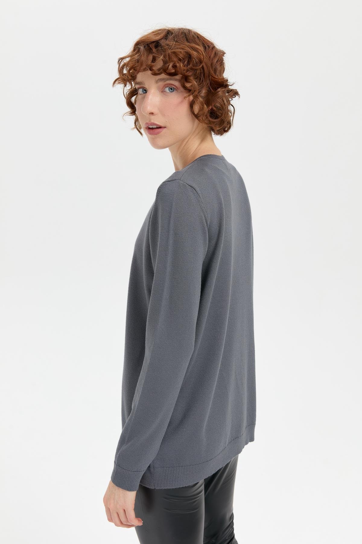 24090Kadın V Yaka Taşlı Kolye Desenli Ligra Bluz Füme