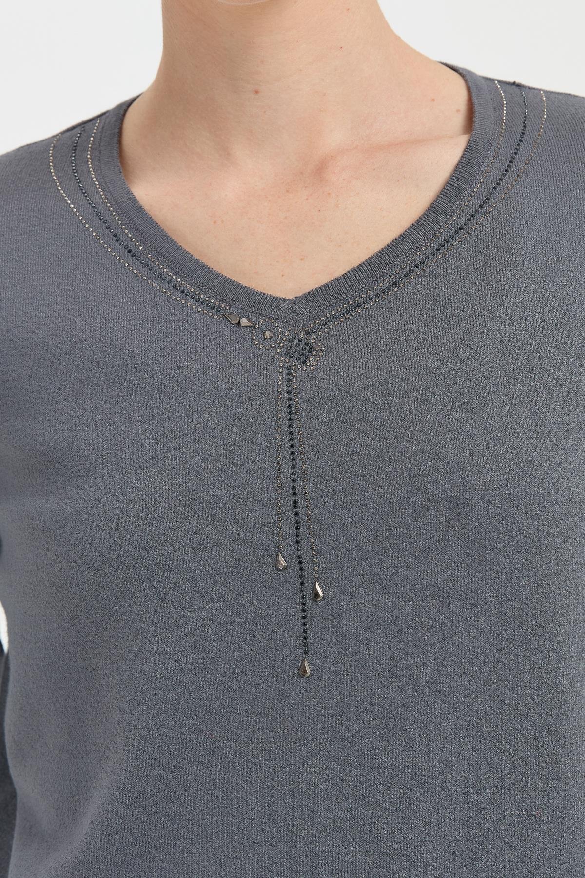 24090Kadın V Yaka Taşlı Kolye Desenli Ligra Bluz Füme