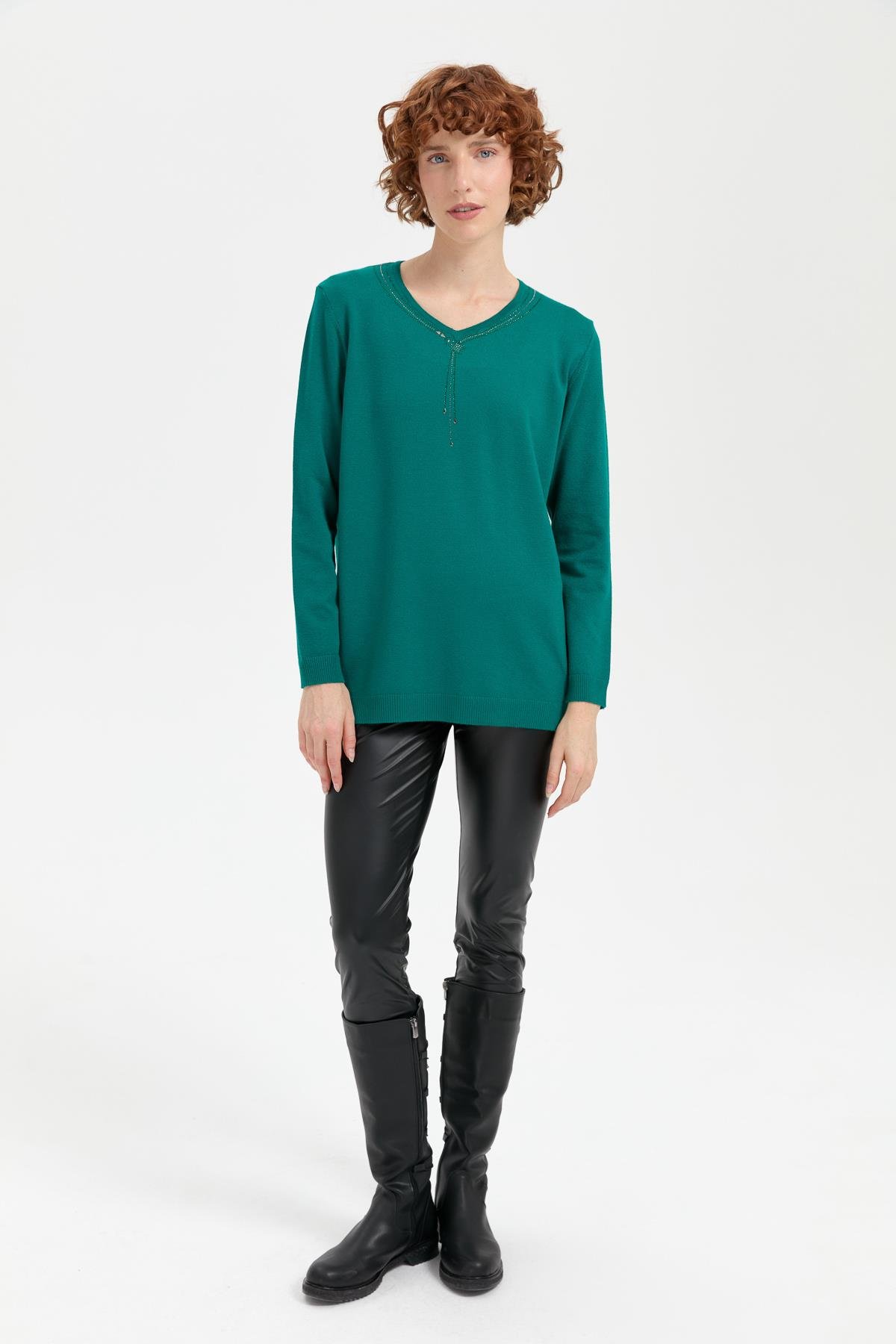 24090Kadın V Yaka Taşlı Kolye Desenli Ligra Bluz A.Ö.Başı