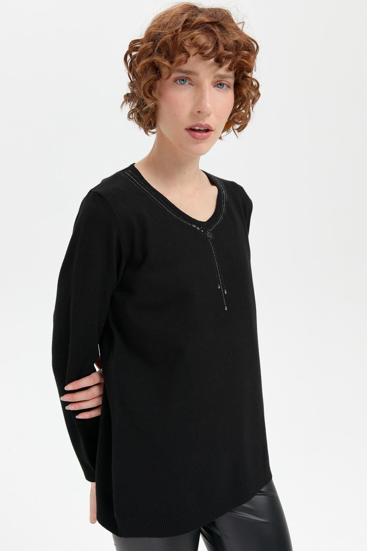 24090Kadın V Yaka Taşlı Kolye Desenli Ligra Bluz Siyah