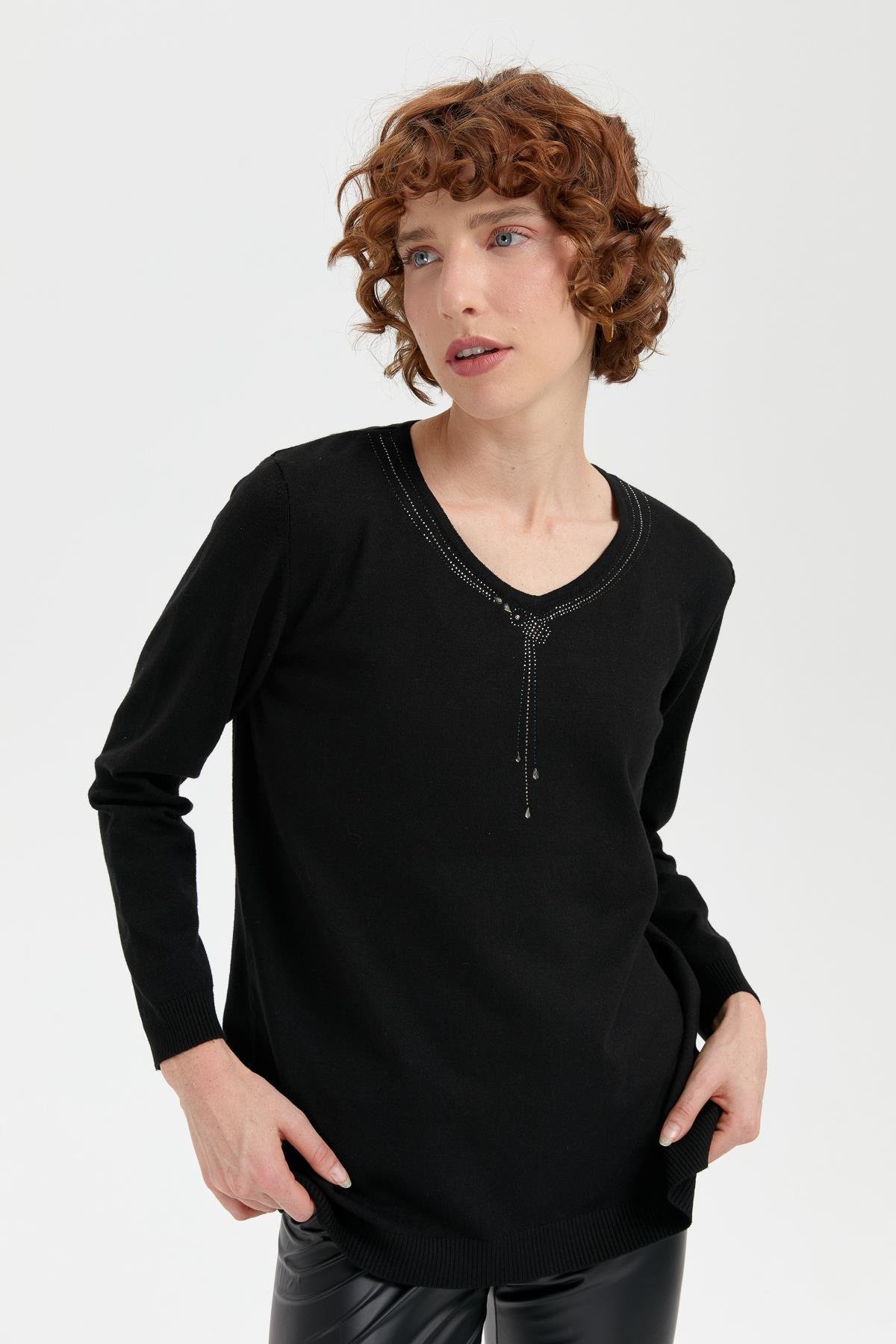24090Kadın V Yaka Taşlı Kolye Desenli Ligra Bluz Siyah