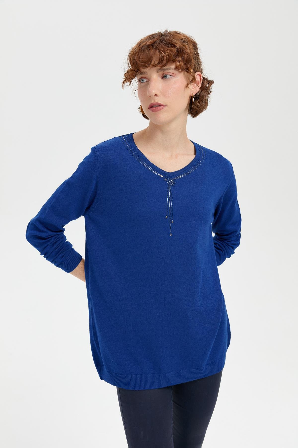 24090Kadın V Yaka Taşlı Kolye Desenli Ligra Bluz K.S.Mavi