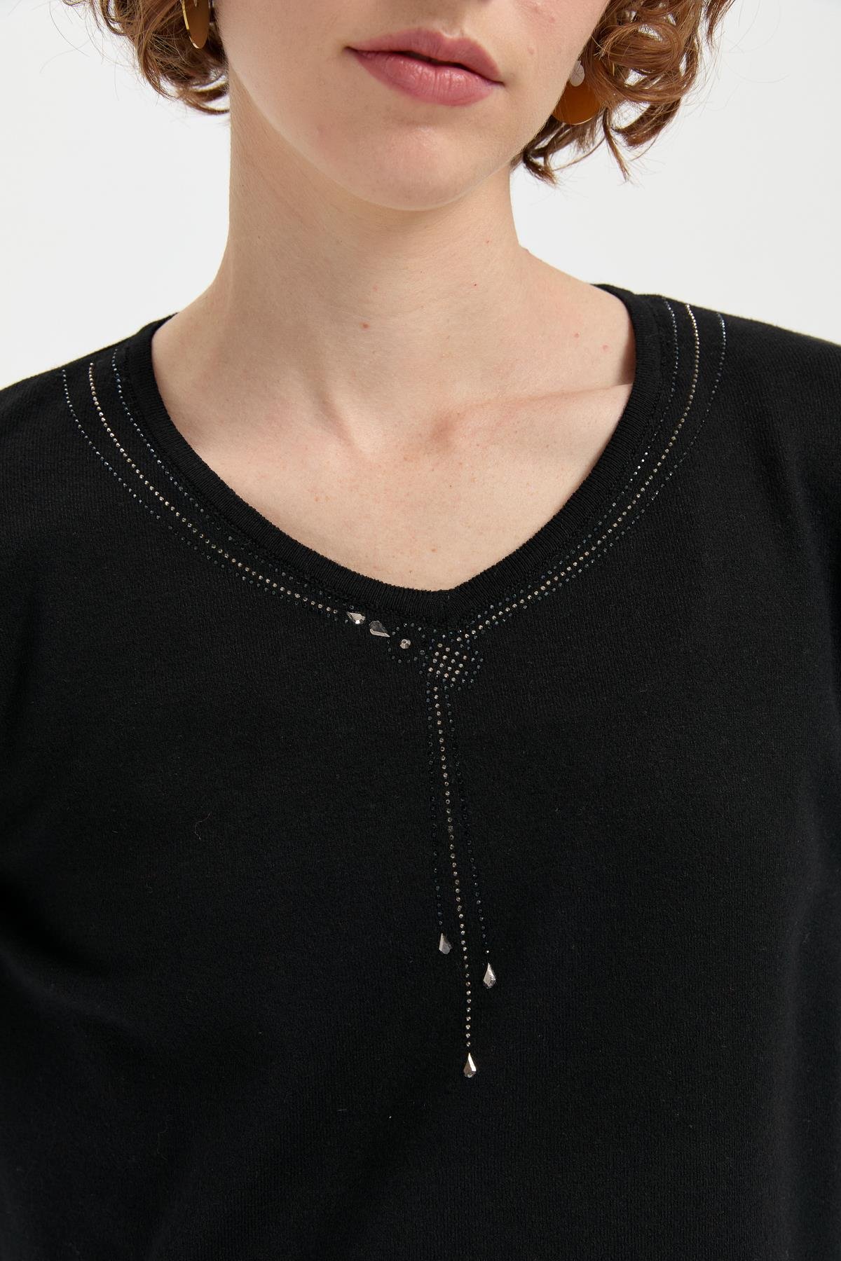 24090Kadın V Yaka Taşlı Kolye Desenli Ligra Bluz Siyah