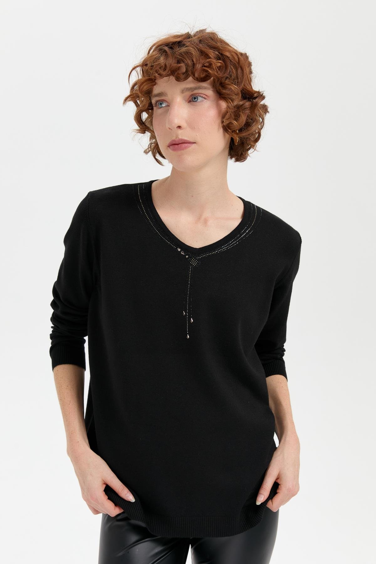 24090Kadın V Yaka Taşlı Kolye Desenli Ligra Bluz Siyah