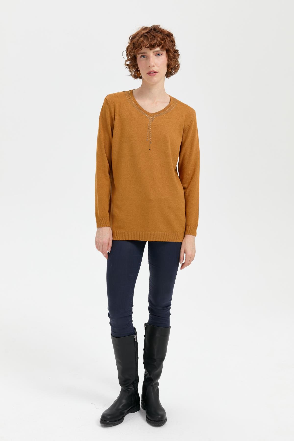 24090Kadın V Yaka Taşlı Kolye Desenli Ligra Bluz Hardal