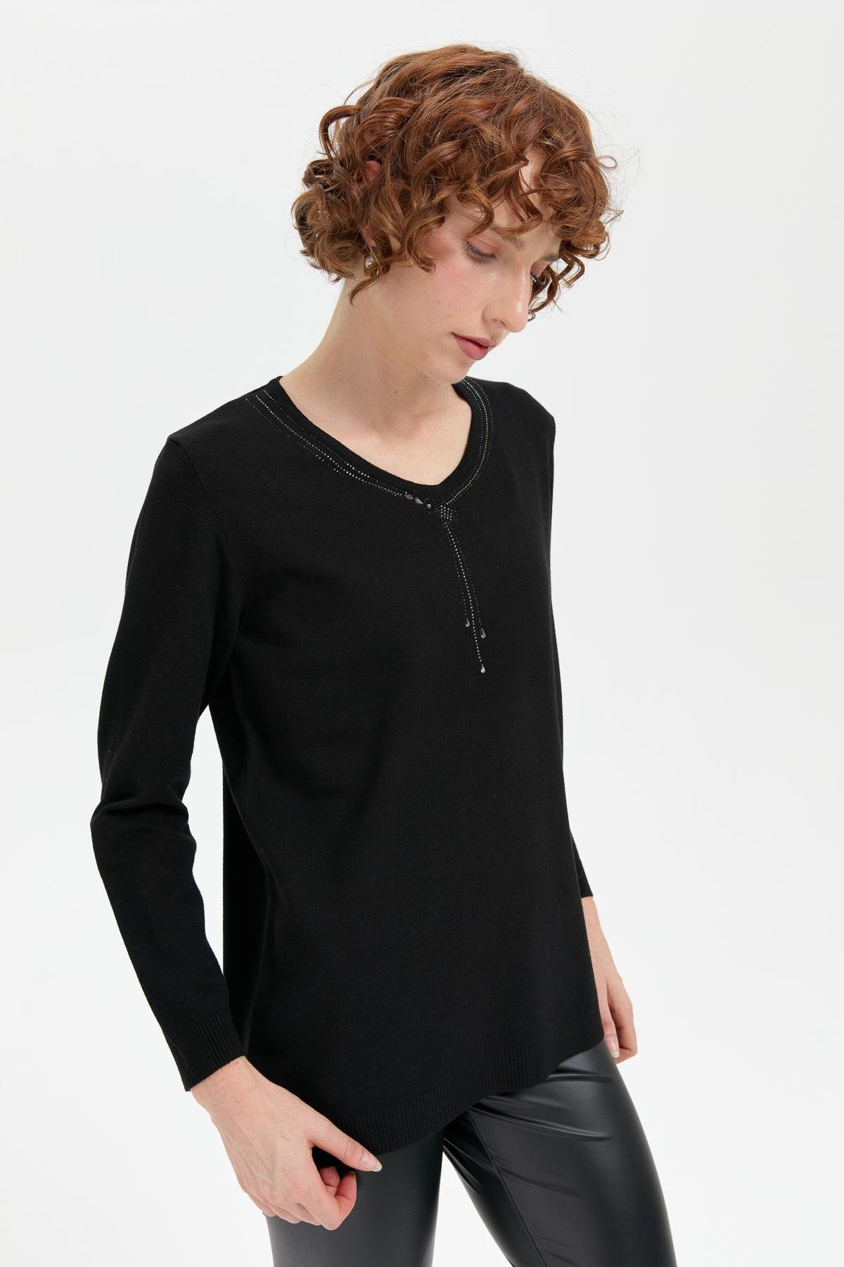 24090Kadın V Yaka Taşlı Kolye Desenli Ligra Bluz Siyah