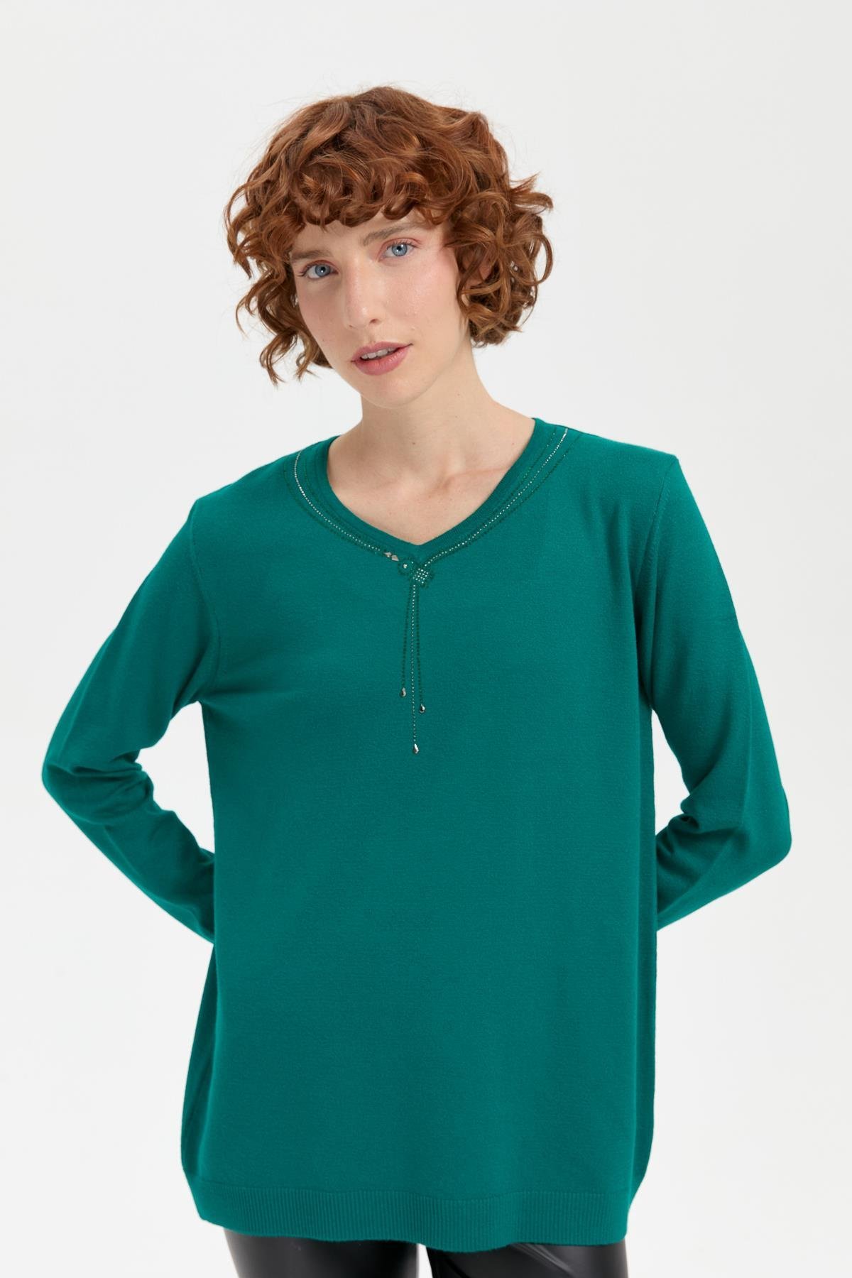 24090Kadın V Yaka Taşlı Kolye Desenli Ligra Bluz A.Ö.Başı