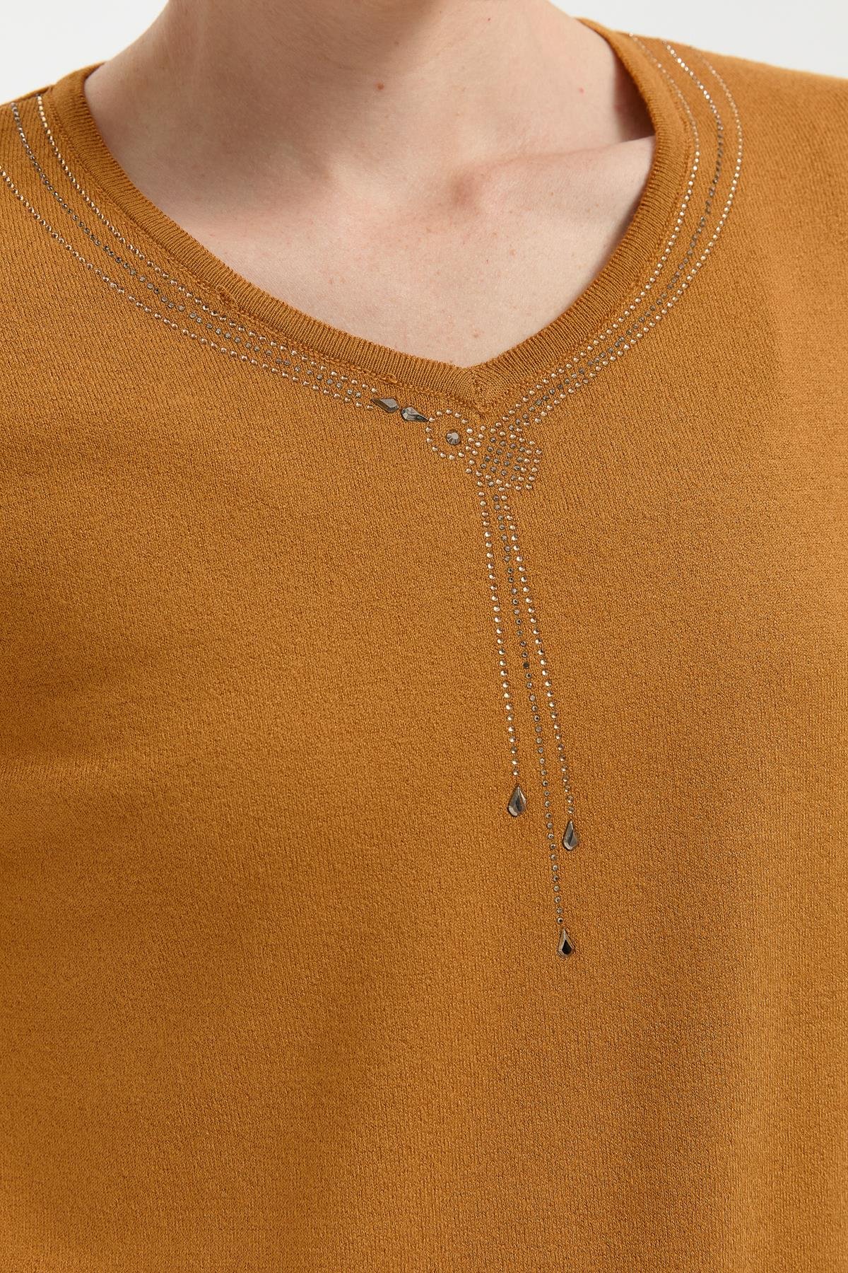 24090Kadın V Yaka Taşlı Kolye Desenli Ligra Bluz Hardal