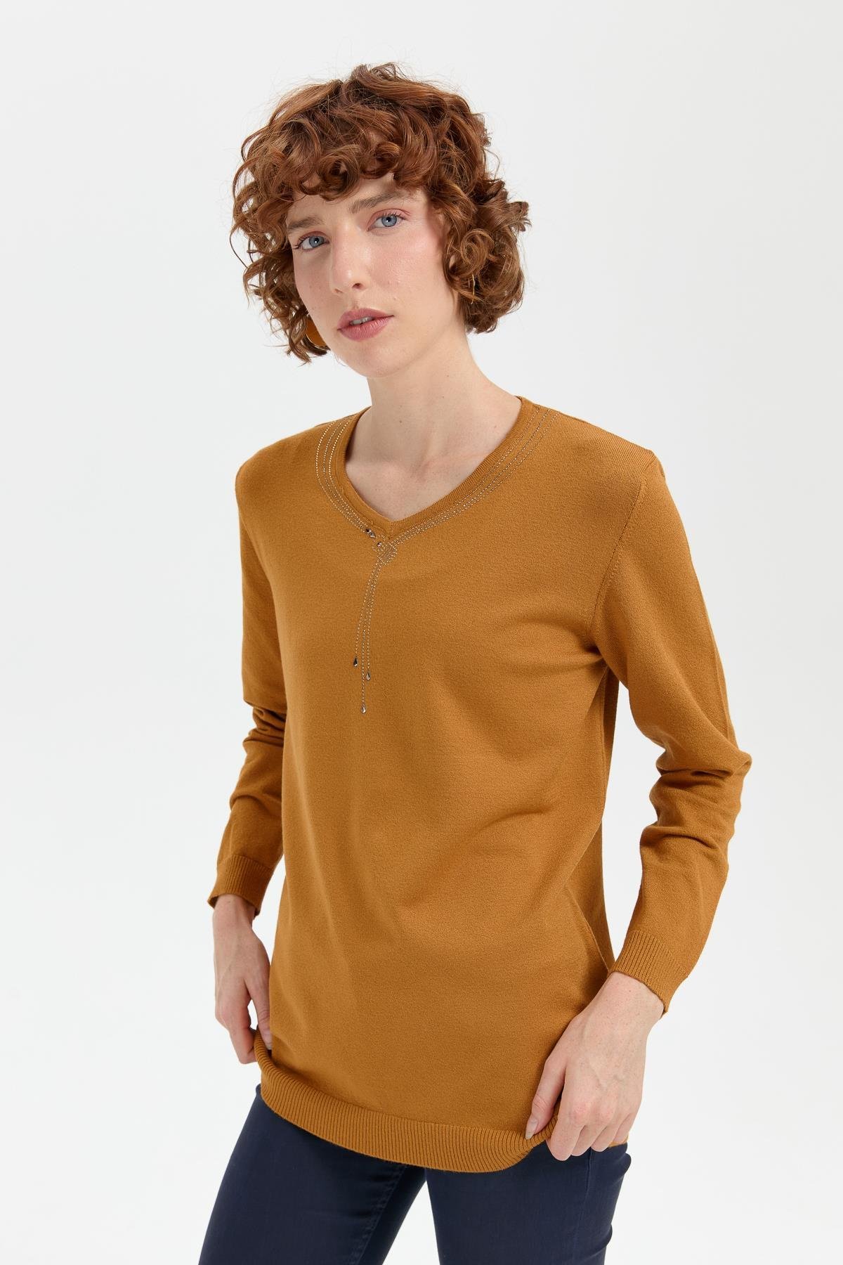 24090Kadın V Yaka Taşlı Kolye Desenli Ligra Bluz Hardal