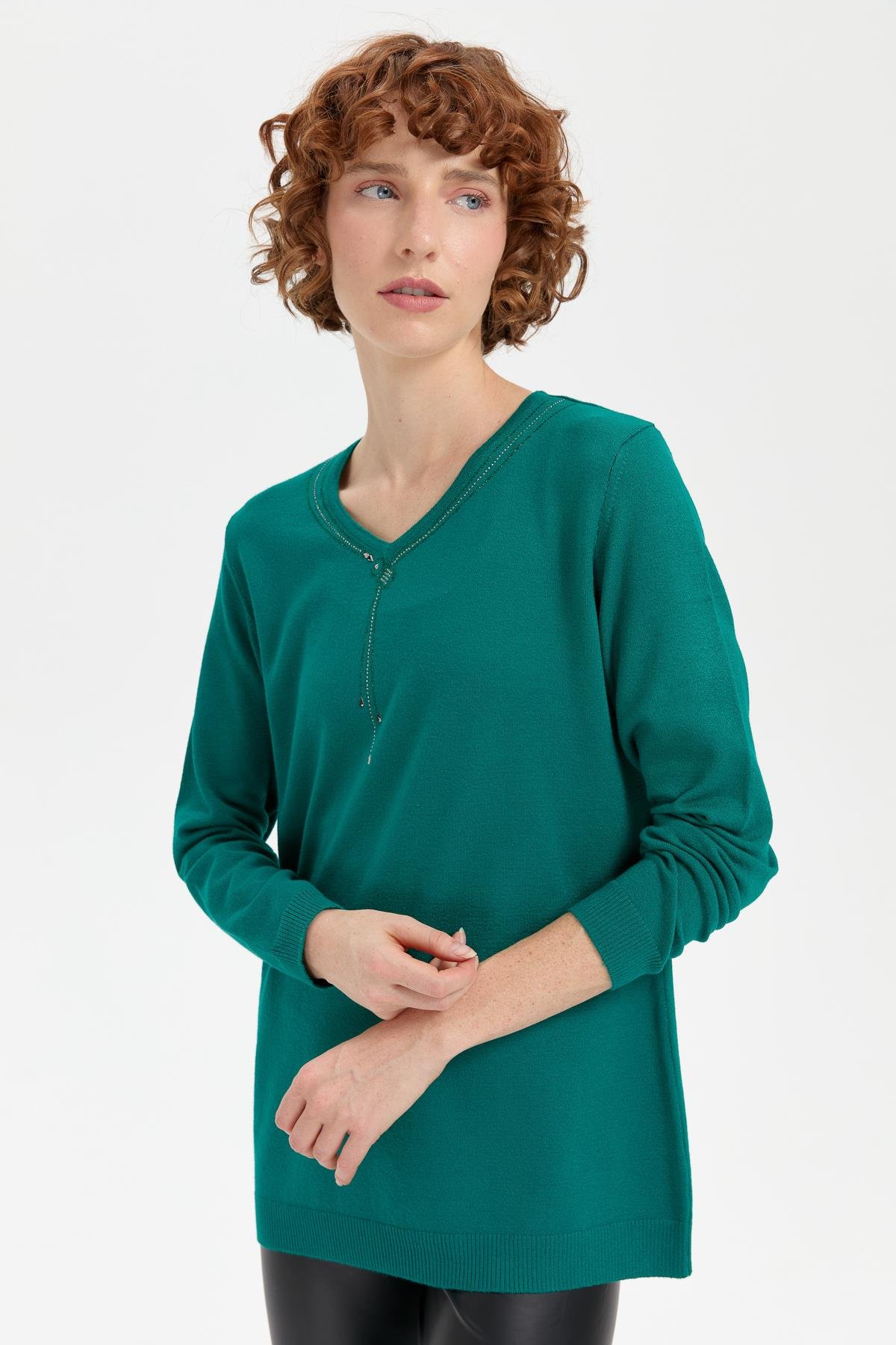 24090Kadın V Yaka Taşlı Kolye Desenli Ligra Bluz A.Ö.Başı