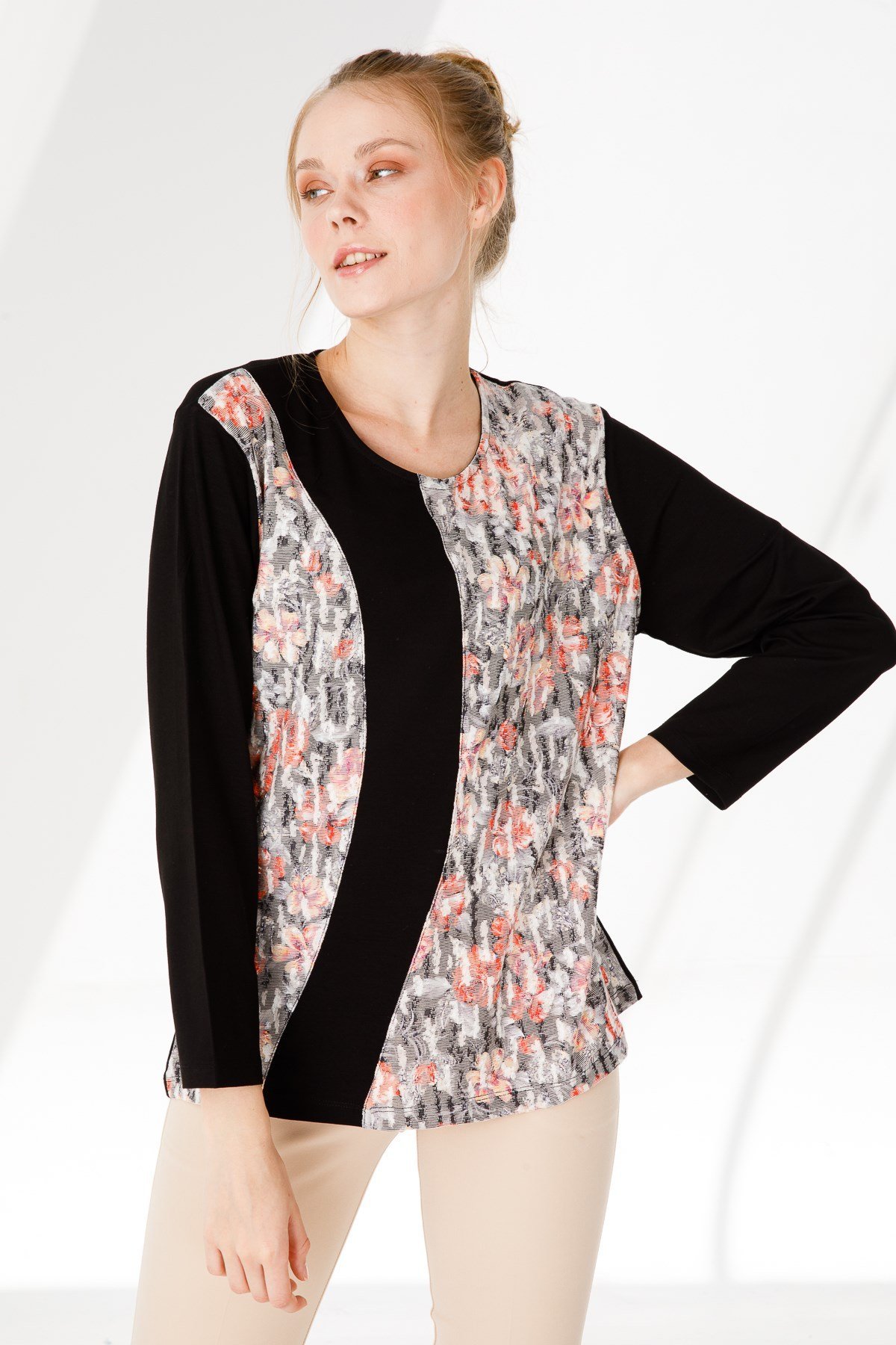 KADIN V YAKA UZUN KOL ÇİÇEK BASKILI PENYE BLUZ SİYAH