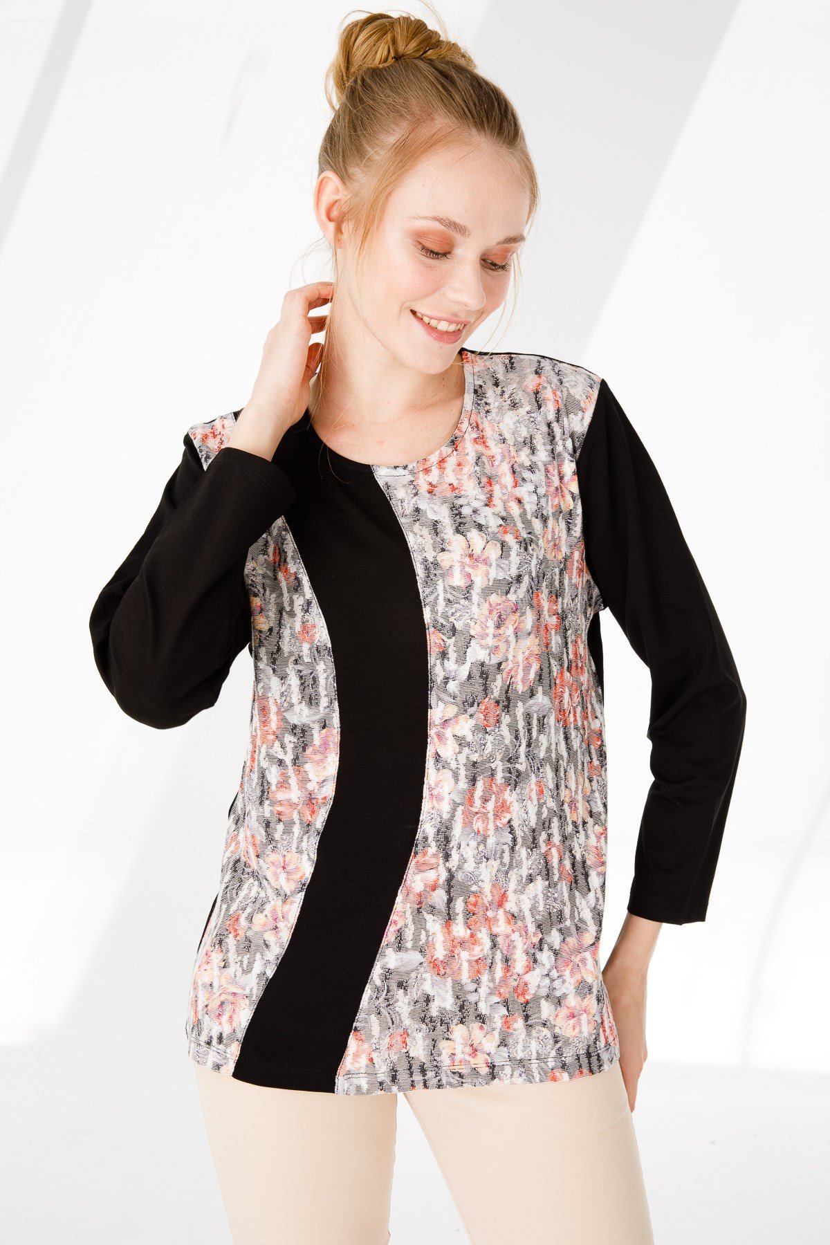 KADIN V YAKA UZUN KOL ÇİÇEK BASKILI PENYE BLUZ SİYAH