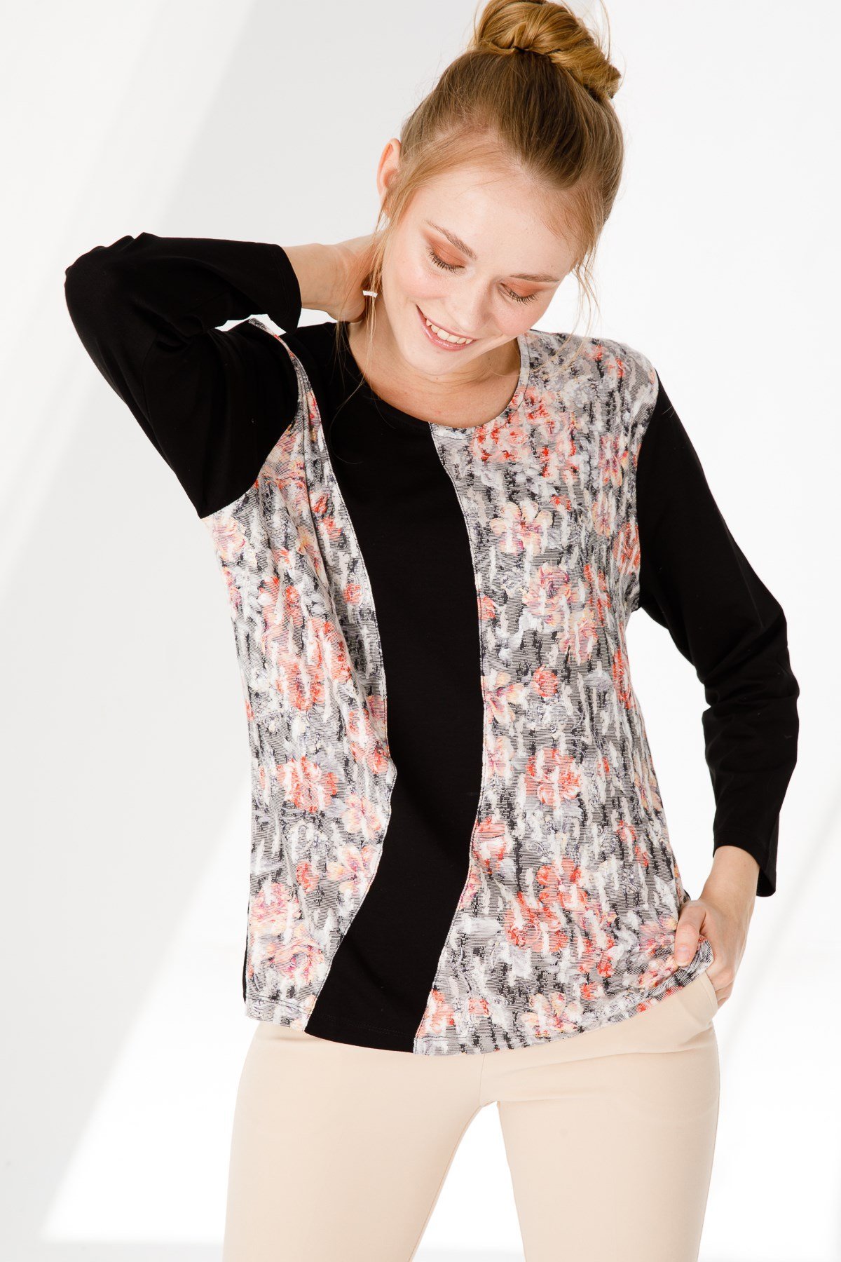 KADIN V YAKA UZUN KOL ÇİÇEK BASKILI PENYE BLUZ SİYAH