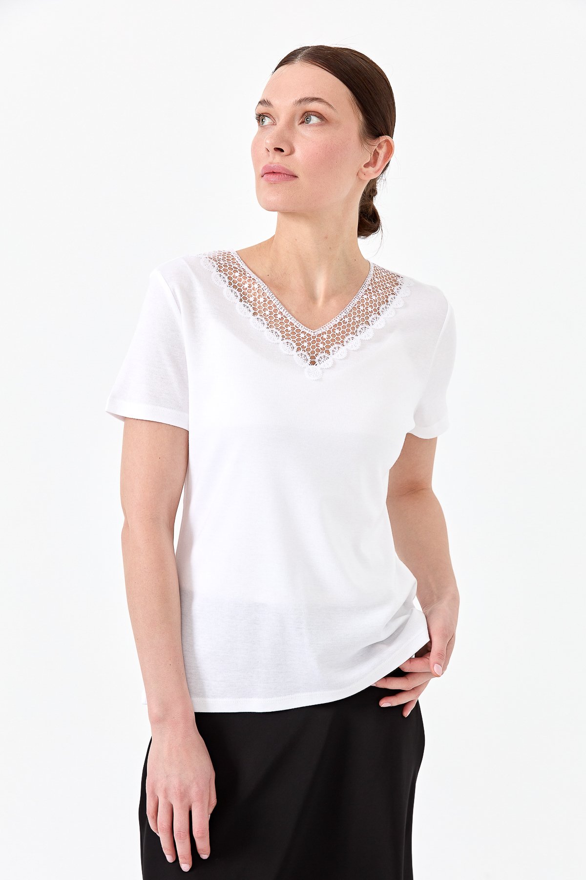 23451Kadın V Yaka Yakası Dantelli T-shirt Beyaz