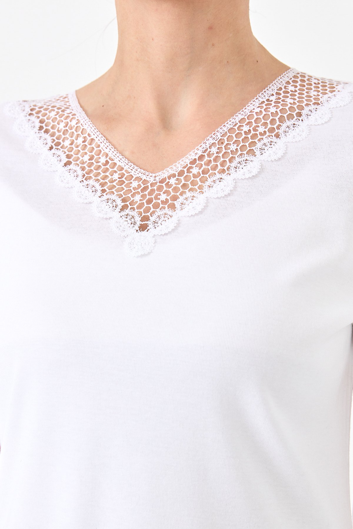 23451Kadın V Yaka Yakası Dantelli T-shirt Beyaz