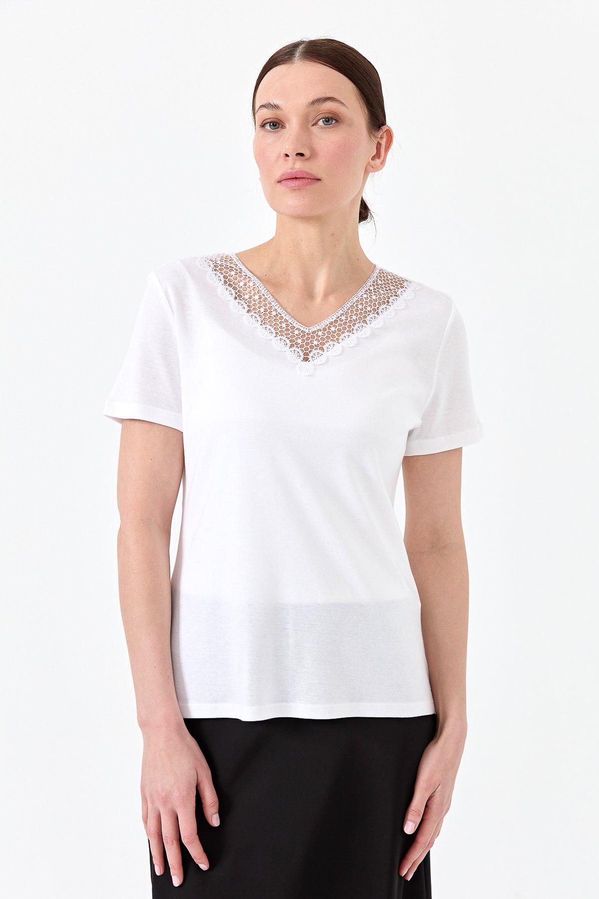 23451Kadın V Yaka Yakası Dantelli T-shirt Beyaz