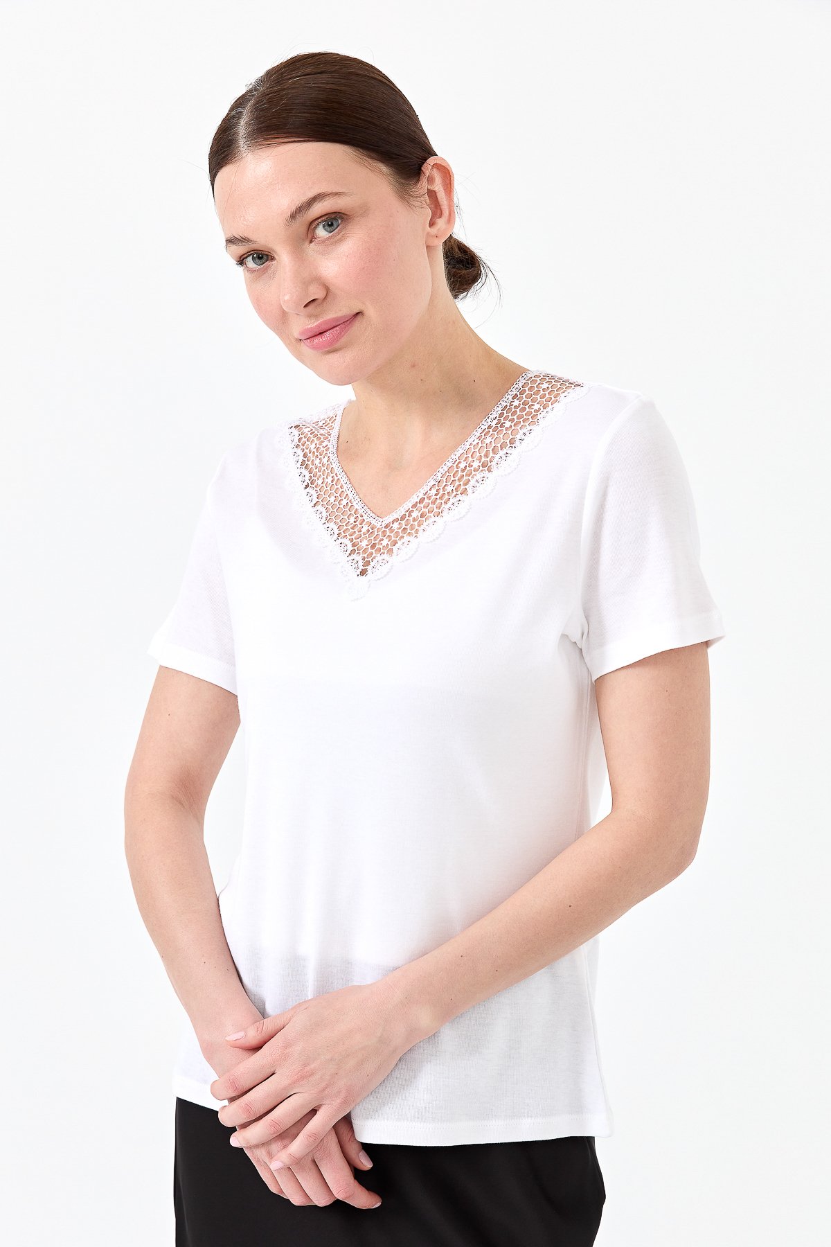 23451Kadın V Yaka Yakası Dantelli T-shirt Beyaz